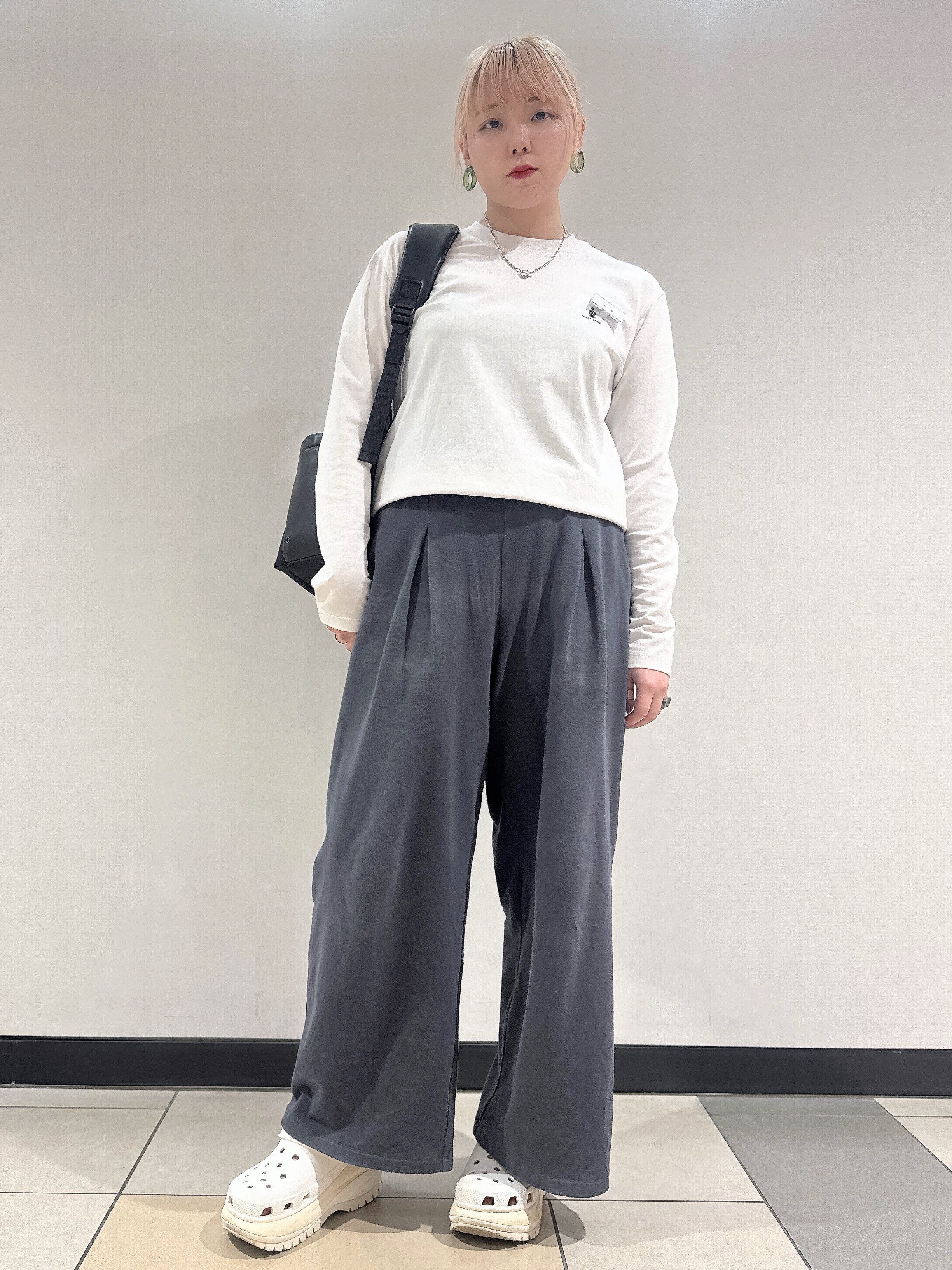 なかもとあきさんの「DRESSTERIOR｜【接触冷感/UVカット/抗菌防臭/しわ防止】クールデオドラント ロングTシャツ」を使ったコーディネート