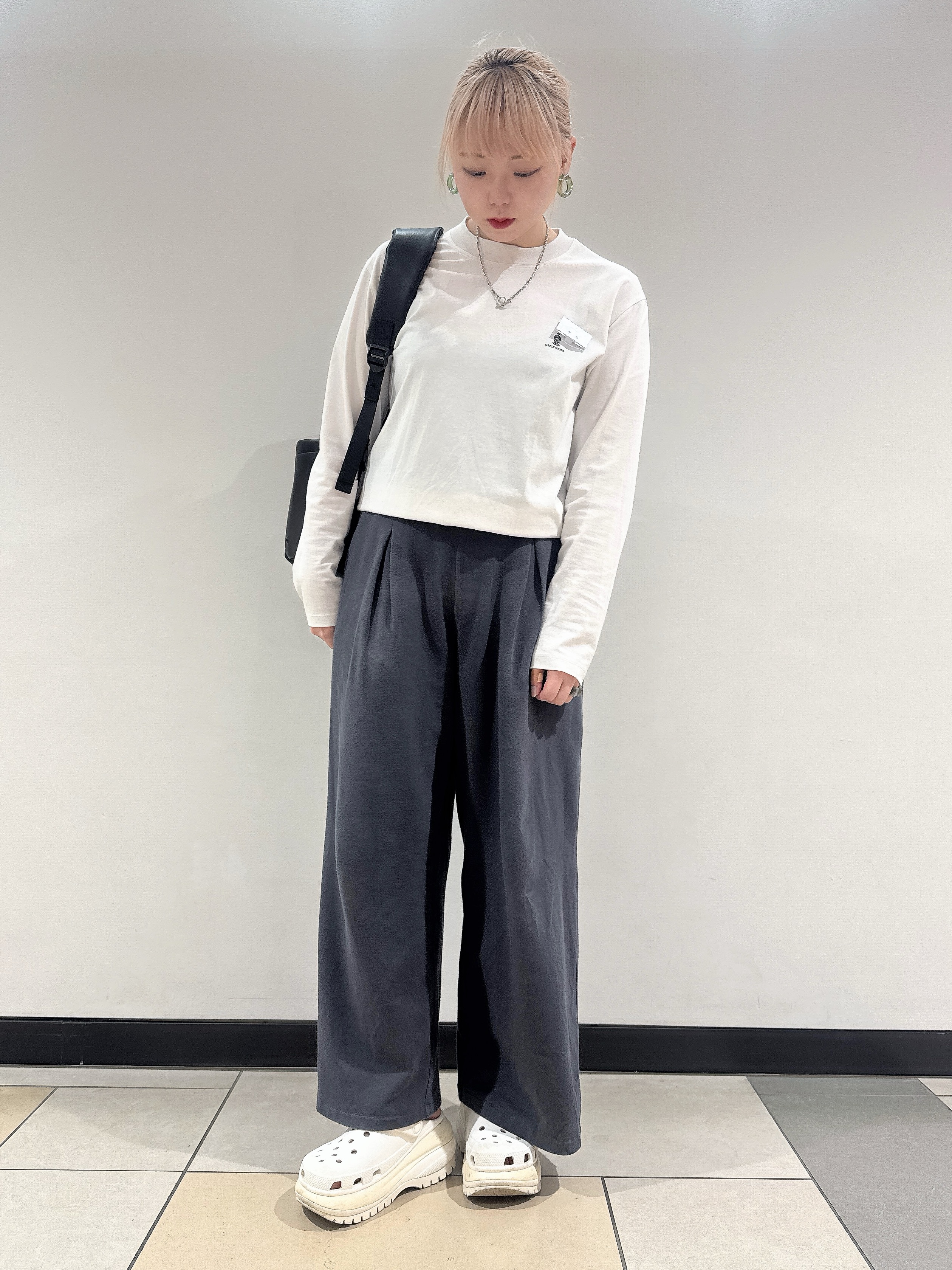 なかもとあきさんの「DRESSTERIOR｜【接触冷感/UVカット/抗菌防臭/しわ防止】クールデオドラント ロングTシャツ」を使ったコーディネート