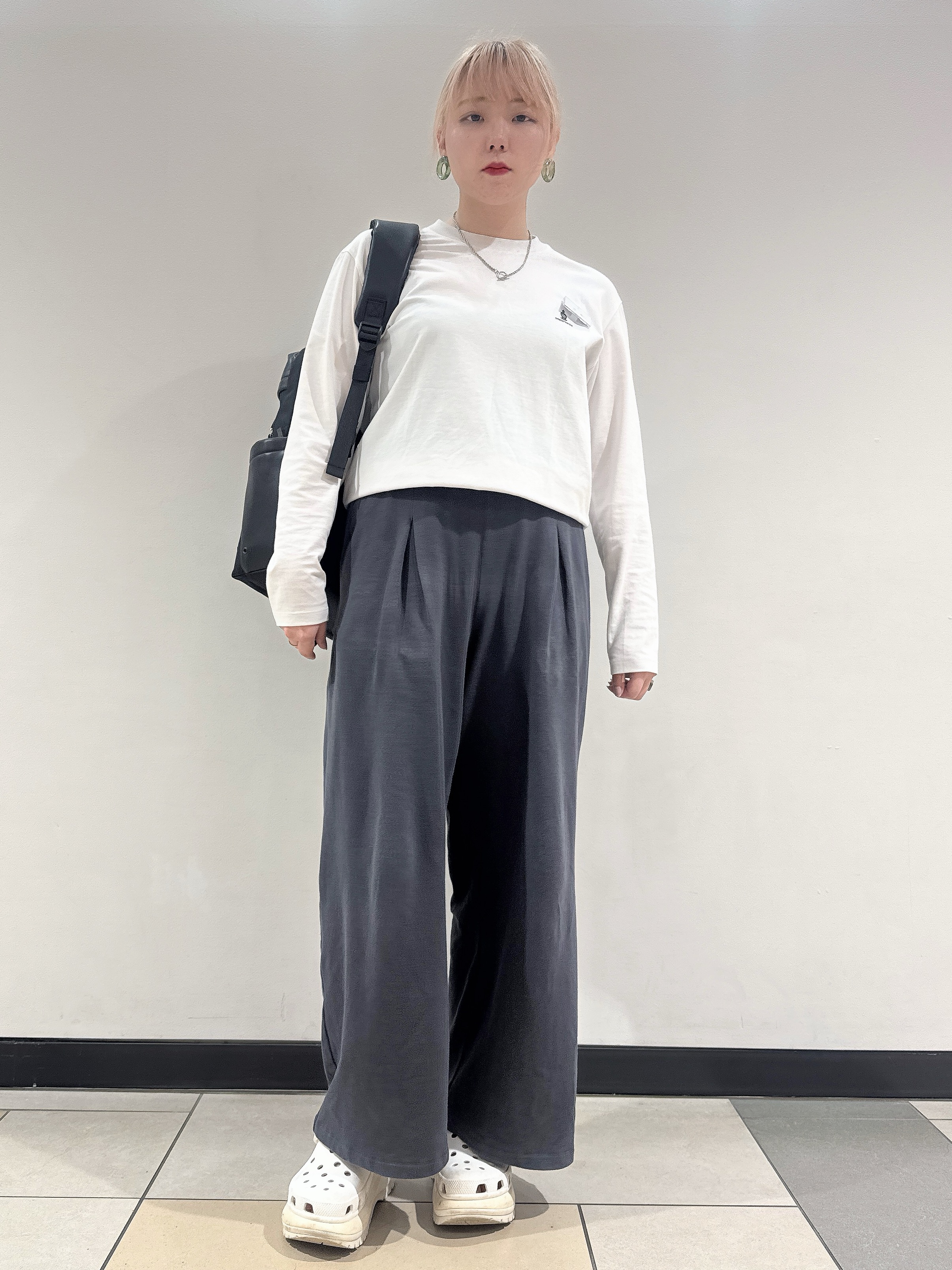 なかもとあきさんの「DRESSTERIOR｜【接触冷感/UVカット/抗菌防臭/しわ防止】クールデオドラント ロングTシャツ」を使ったコーディネート