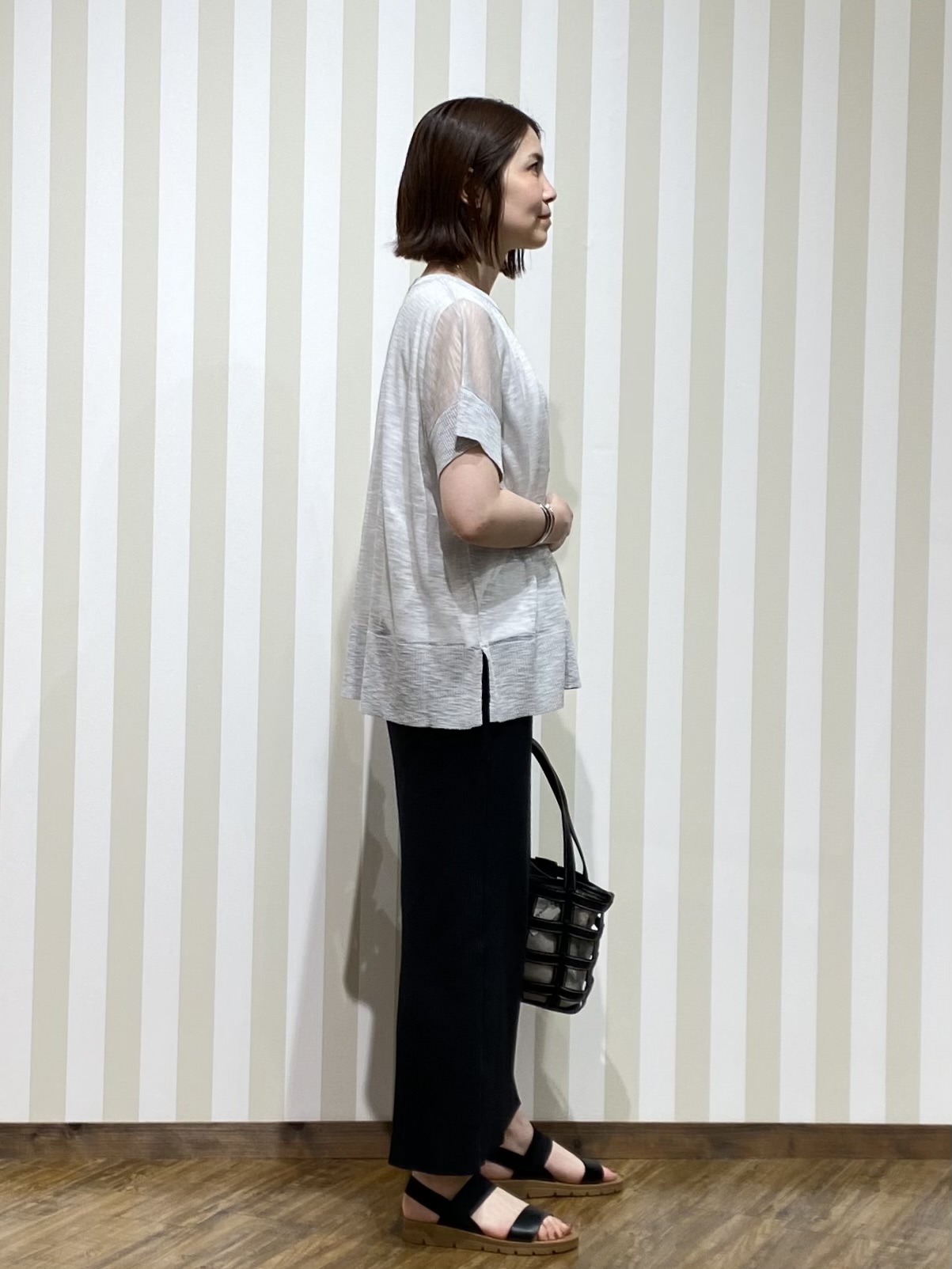 SAOさんの「SHOO･LA･RUE｜【2点セット/S-LL/体型カバー】さらりと涼し気 シアーニット+タンクトップ」を使ったコーディネート