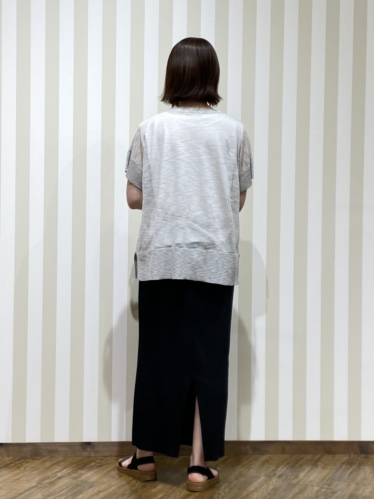 SAOさんの「SHOO･LA･RUE｜【2点セット/S-LL/体型カバー】さらりと涼し気 シアーニット+タンクトップ」を使ったコーディネート