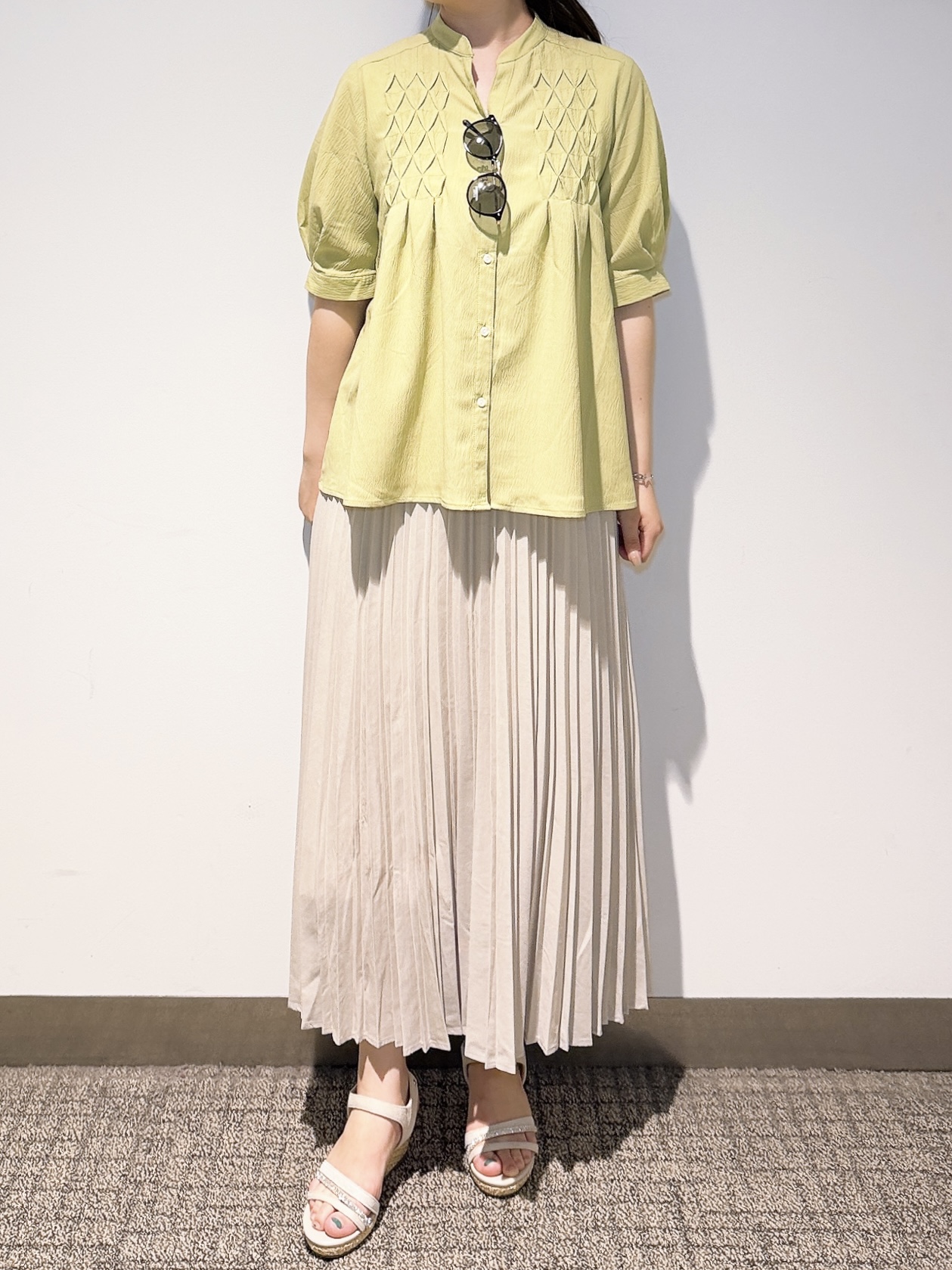 みーさんの「grove｜【貴島明日香さん着用/体型カバー】ON・OFF使えるスモッキングタックブラウス」を使ったコーディネート