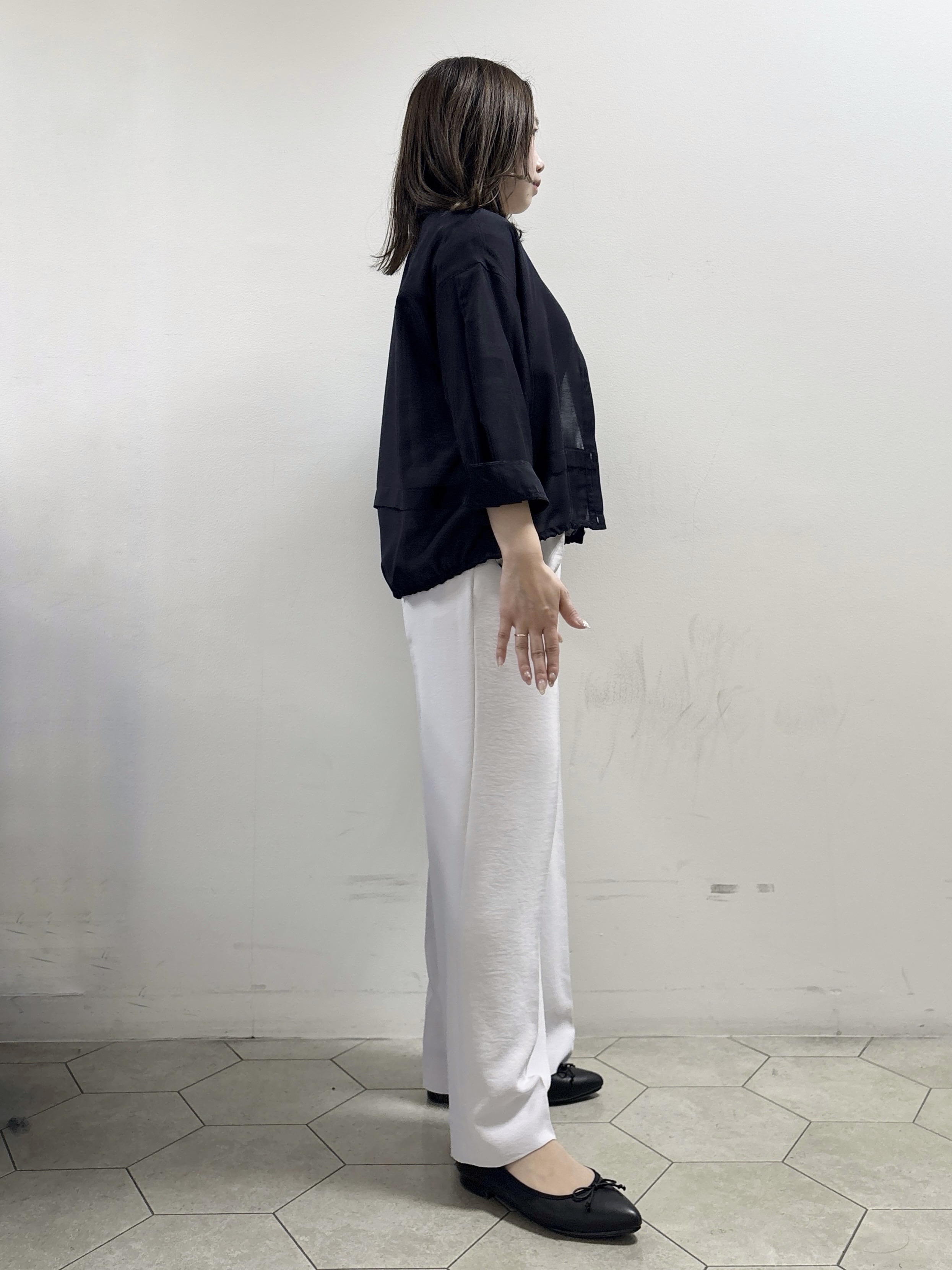 kahoさんの「INDIVI｜【接触冷感／洗える／2WAY】ドロスト付 シアーシャンブレーシャツ」を使ったコーディネート