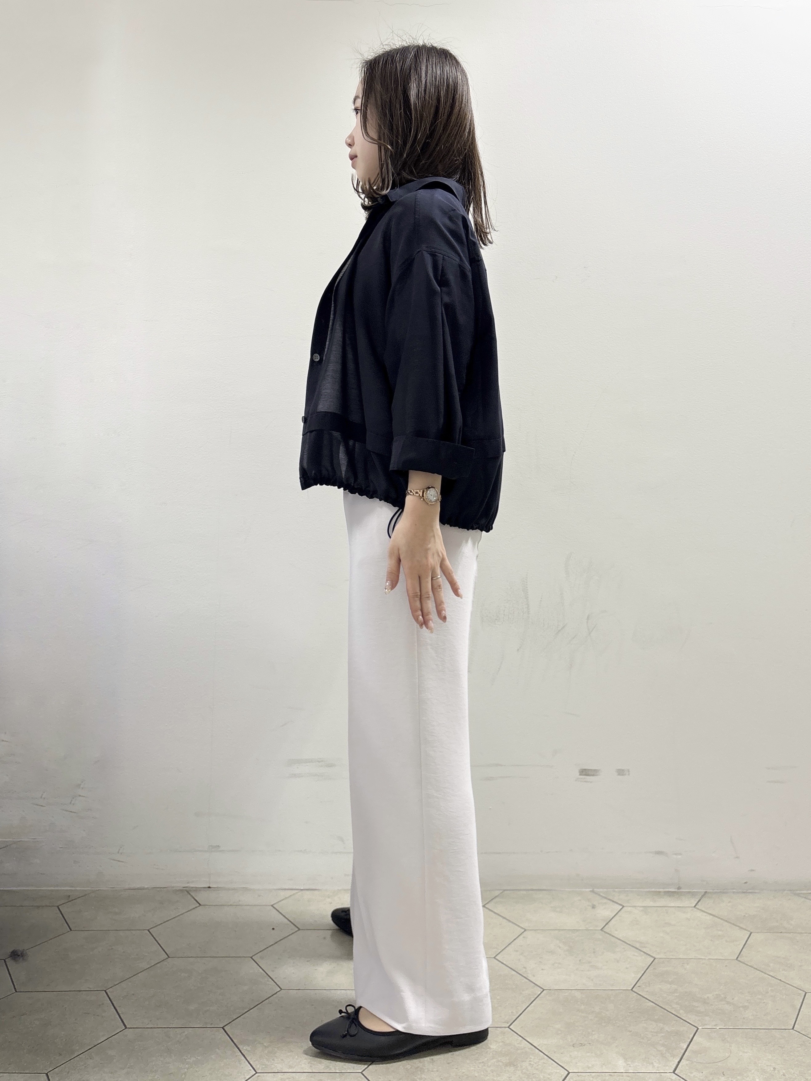 kahoさんの「INDIVI｜【接触冷感／洗える／2WAY】ドロスト付 シアーシャンブレーシャツ」を使ったコーディネート