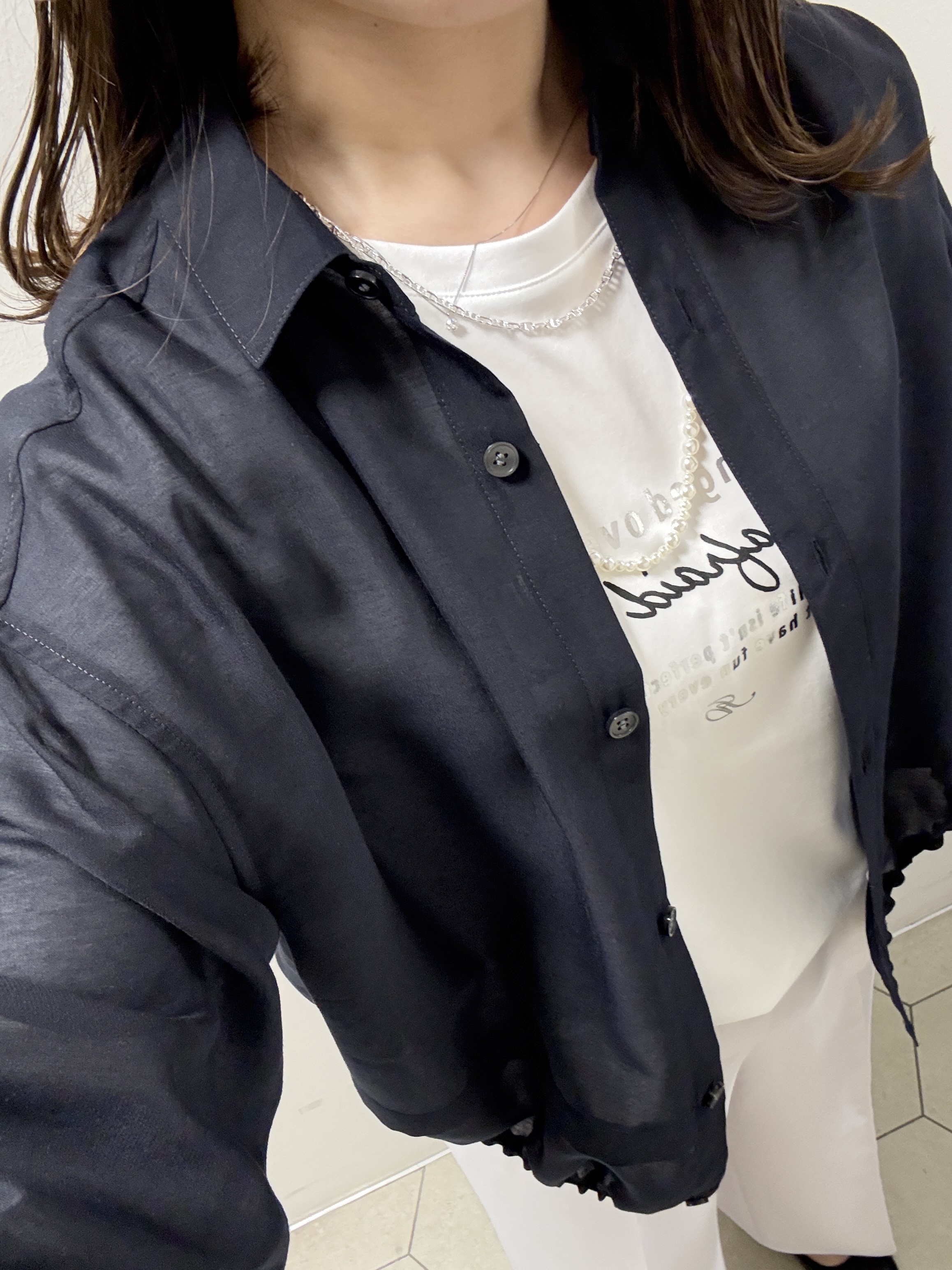 kahoさんの「INDIVI｜【接触冷感／洗える／2WAY】ドロスト付 シアーシャンブレーシャツ」を使ったコーディネート
