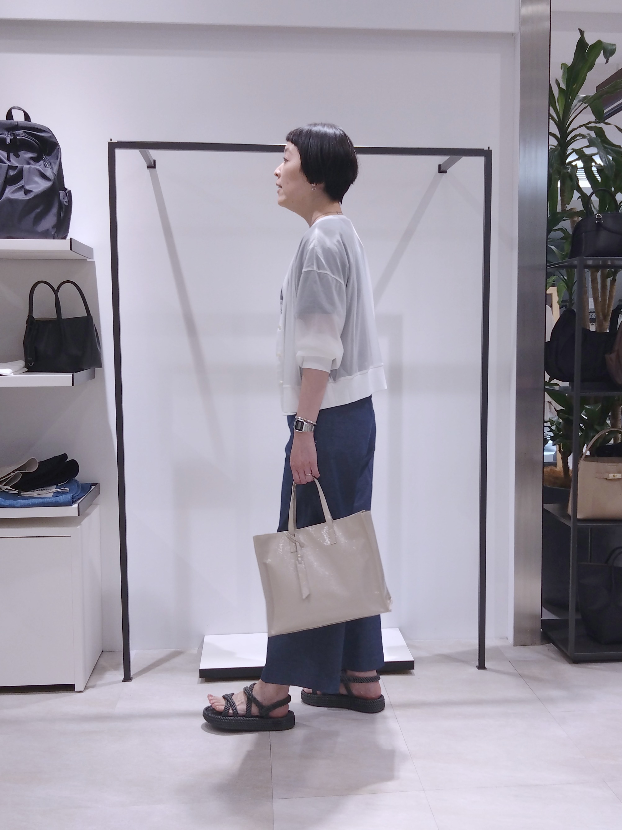 まちこさんの「UNTITLED｜【7色展開/ゆったり/ショート丈】シアートリコットカーディガン」を使ったコーディネート