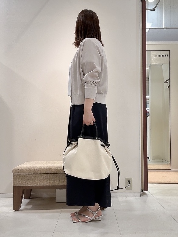 YUIさんの「UNTITLED｜【アンサンブル可/日除け・冷房対策】シアーレーヨンZIPカーディガン」を使ったコーディネート