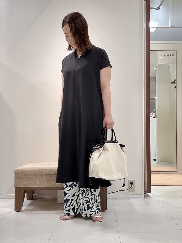 YUIさんの「UNTITLED｜【UV/接触冷感/遮熱/通気性】スラブバンドカラーワンピース」を使ったコーディネート