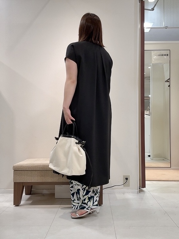 YUIさんの「UNTITLED｜【UV/接触冷感/遮熱/通気性】スラブバンドカラーワンピース」を使ったコーディネート