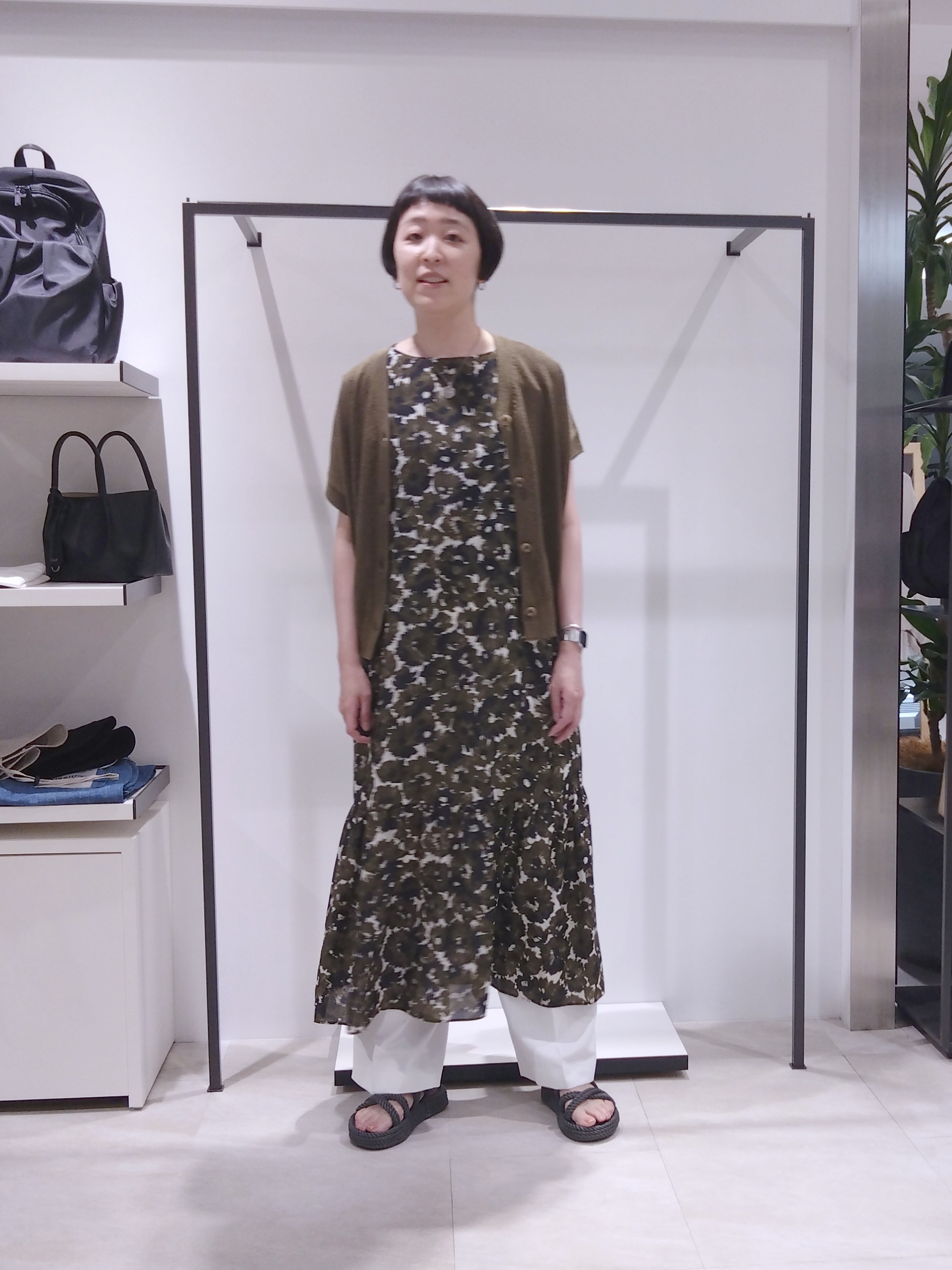 まちこさんの「UNTITLED｜【花柄/着映え】フラワープリントワンピース」を使ったコーディネート