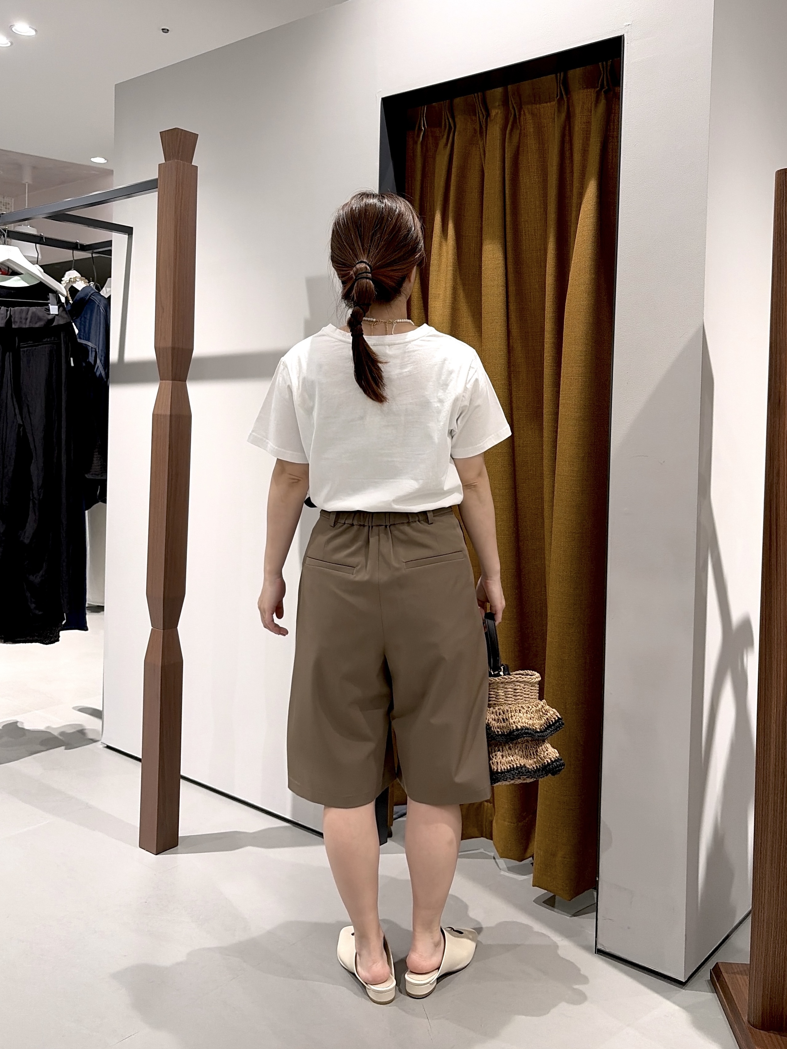 よねさんの「INDIVI｜タイポグラフィTシャツ【接触冷感】」を使ったコーディネート