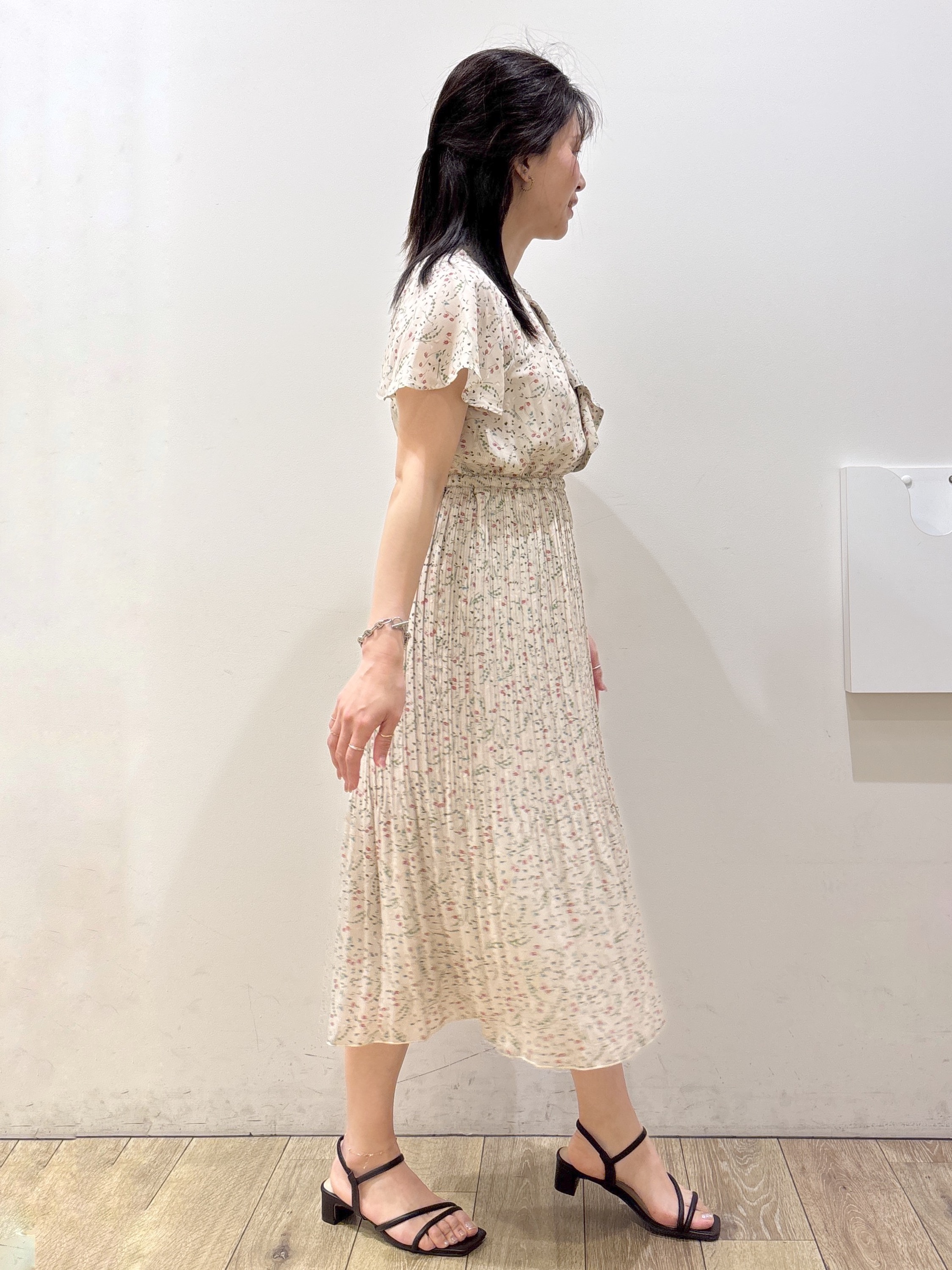 mameさんの「index｜【接触冷感】ビジューボタンカーディガン《抗ピリング／洗濯機OK》」を使ったコーディネート