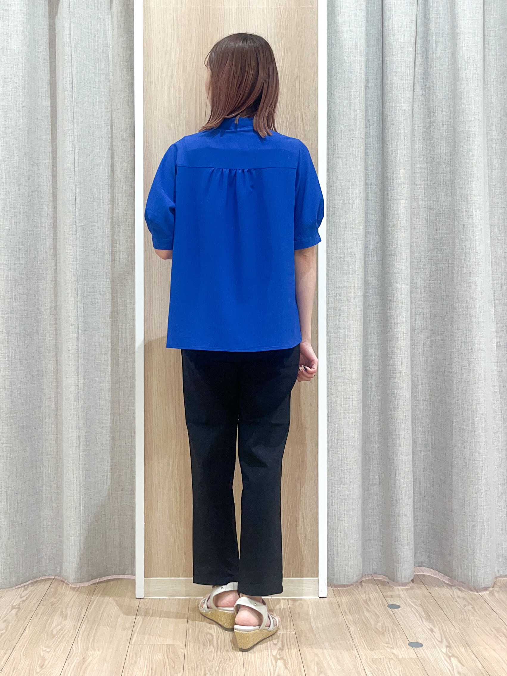 みーちゃんさんの「grove｜【貴島明日香さん着用/体型カバー】ON・OFF使えるスモッキングタックブラウス」を使ったコーディネート