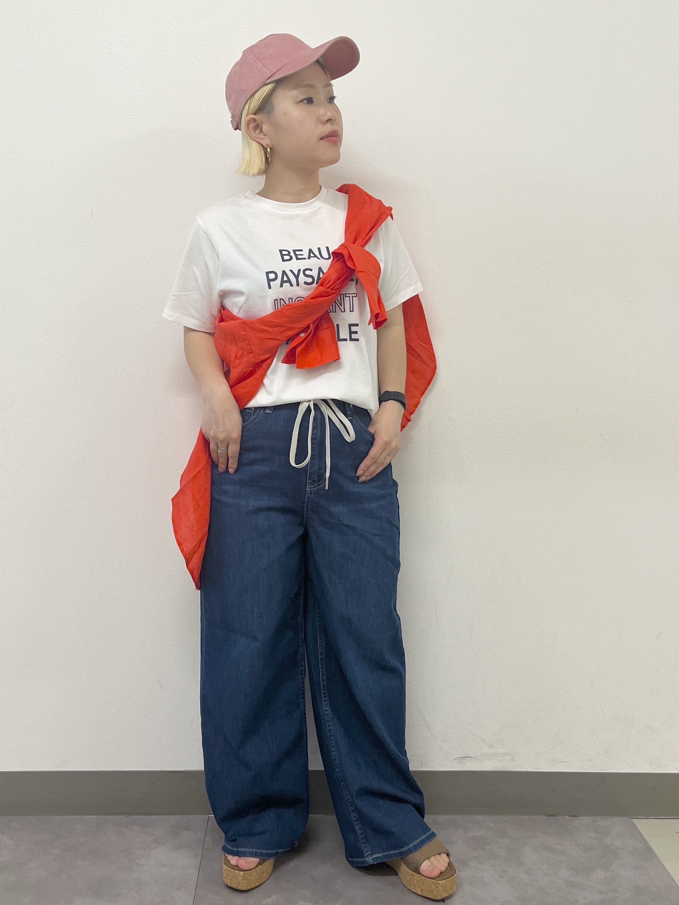 くーみーさんの「OPAQUE.CLIP｜ロゴプリント刺繍アソートTシャツ【洗濯機OK】」を使ったコーディネート