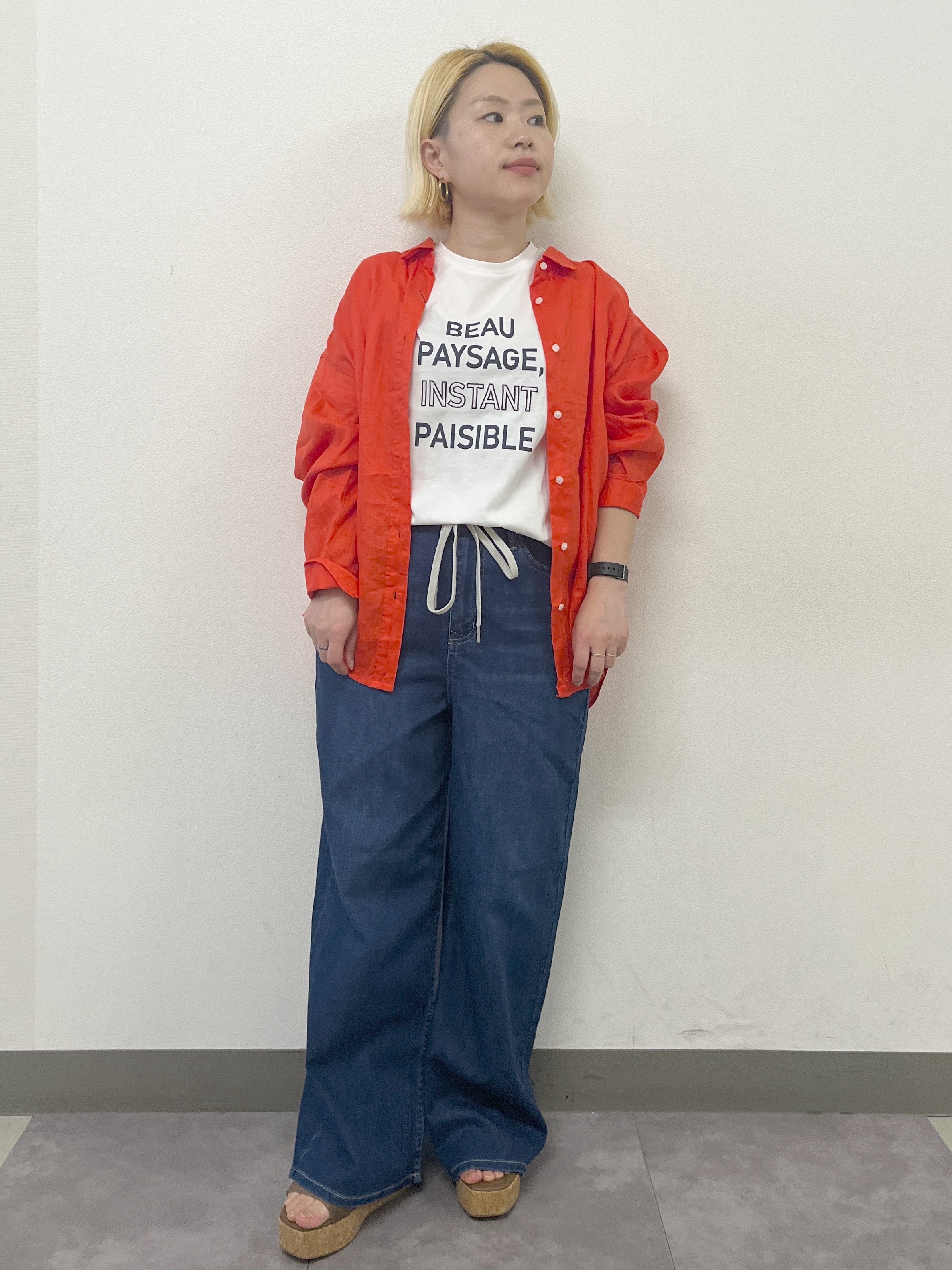 くーみーさんの「OPAQUE.CLIP｜ロゴプリント刺繍アソートTシャツ【洗濯機OK】」を使ったコーディネート