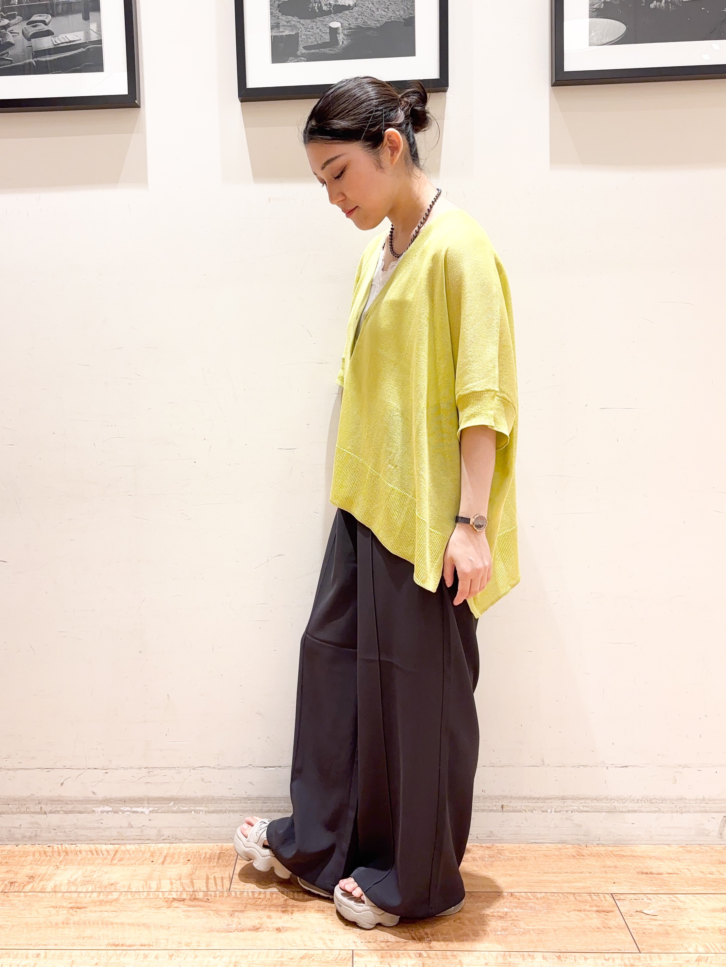 かふぇもか。さんの「SHOO･LA･RUE｜【洗濯機可/体型カバー】上品ラメがきらめく シアーポンチョ風カーディガン」を使ったコーディネート