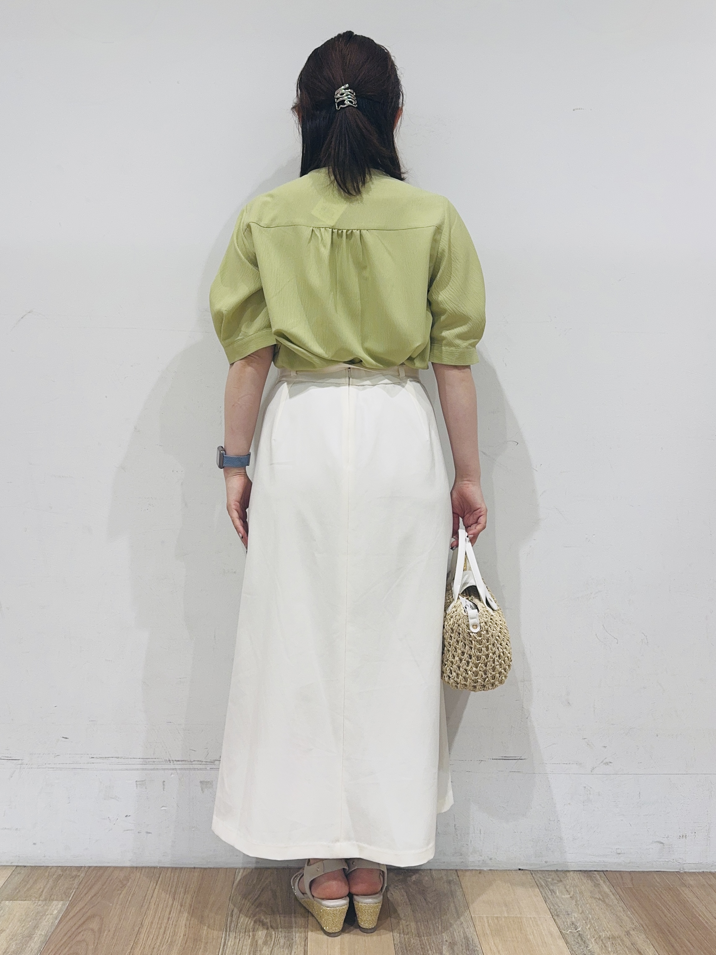 miさんの「grove｜【貴島明日香さん着用/体型カバー】ON・OFF使えるスモッキングタックブラウス」を使ったコーディネート