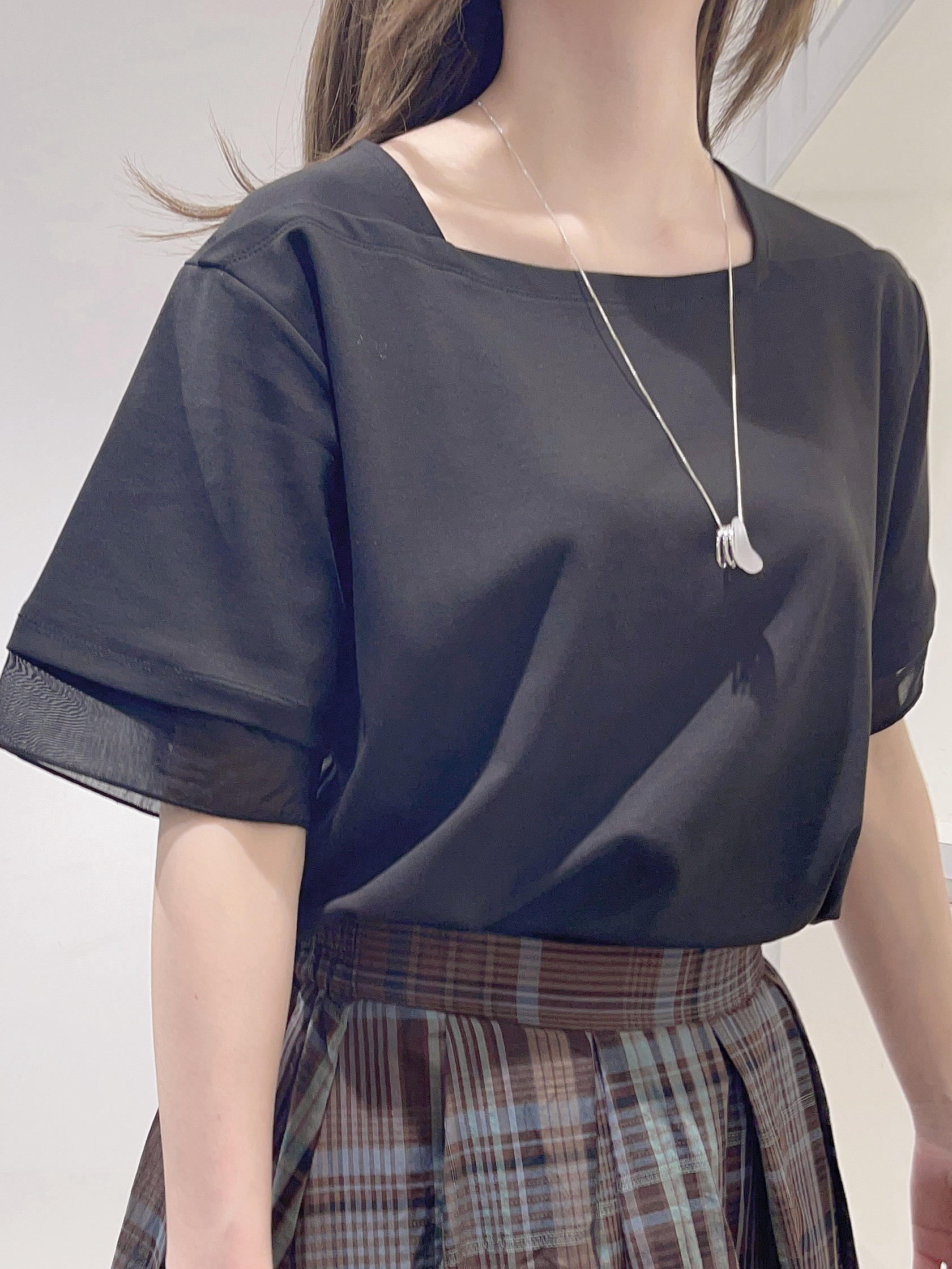 HITOMIさんの「grove｜【二の腕カバー/UVカット】袖口シアースクエアネックTシャツ」を使ったコーディネート