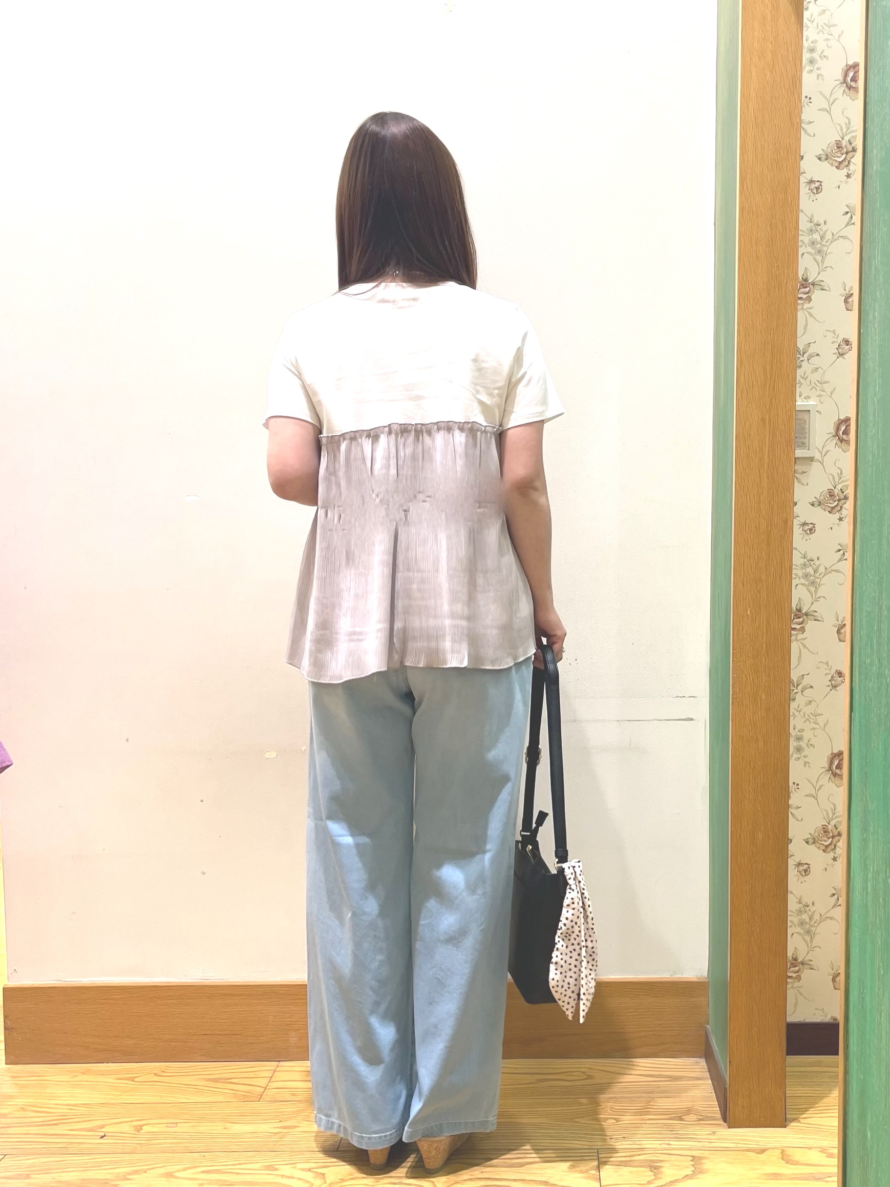 ゆっきーさんの「SHOO･LA･RUE｜【体型カバー】1枚でインせず決まる きらきらビスチェ風Tシャツ」を使ったコーディネート