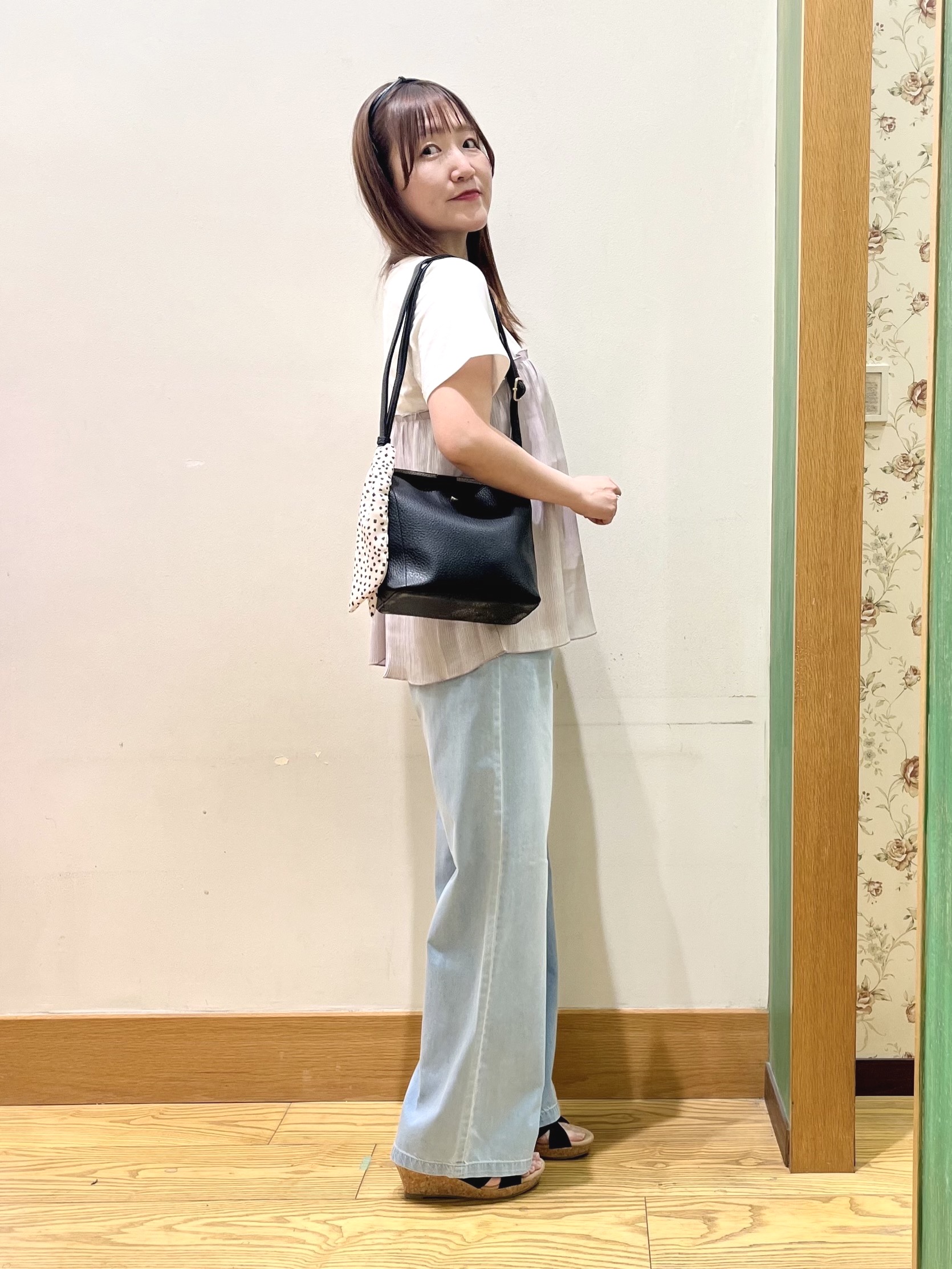 ゆっきーさんの「SHOO･LA･RUE｜【体型カバー】1枚でインせず決まる きらきらビスチェ風Tシャツ」を使ったコーディネート