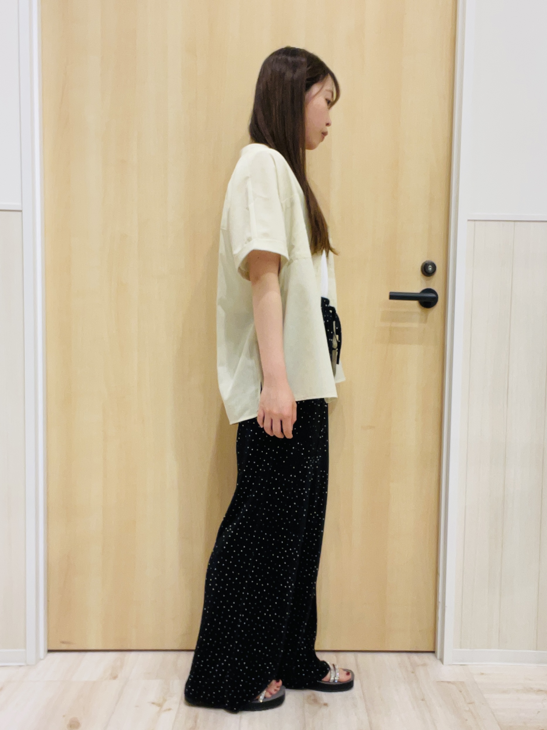 minamiさんの「SHOO･LA･RUE｜【通気性〇/UV/S-LL】風が通り抜ける 半袖バンドカラーシアーシャツ」を使ったコーディネート