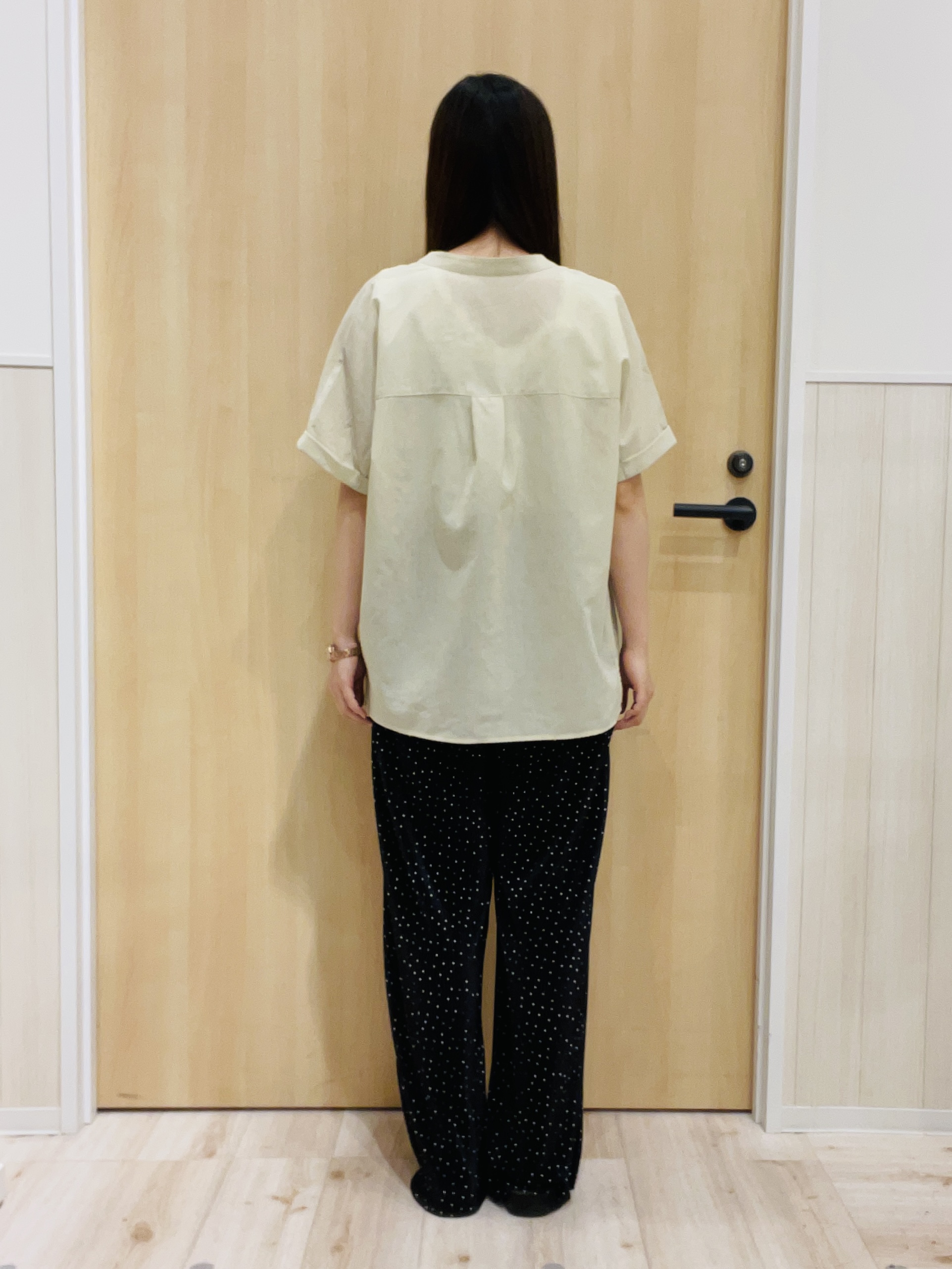 minamiさんの「SHOO･LA･RUE｜【通気性〇/UV/S-LL】風が通り抜ける 半袖バンドカラーシアーシャツ」を使ったコーディネート
