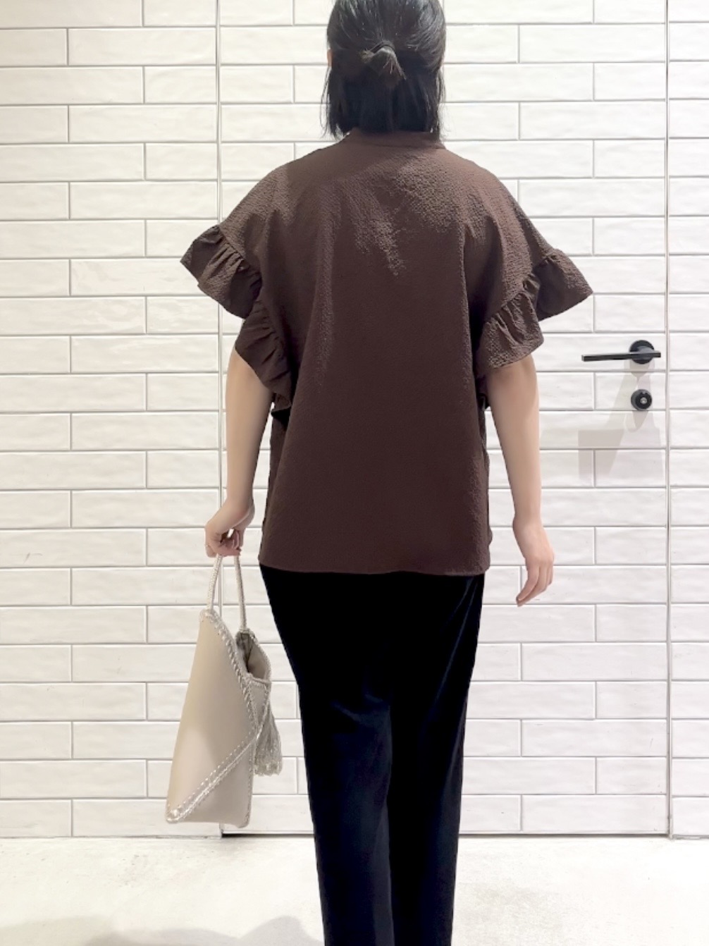 しおりさんの「OPAQUE.CLIP｜【UV】フリルスキッパーブラウス《洗濯機OK》」を使ったコーディネート