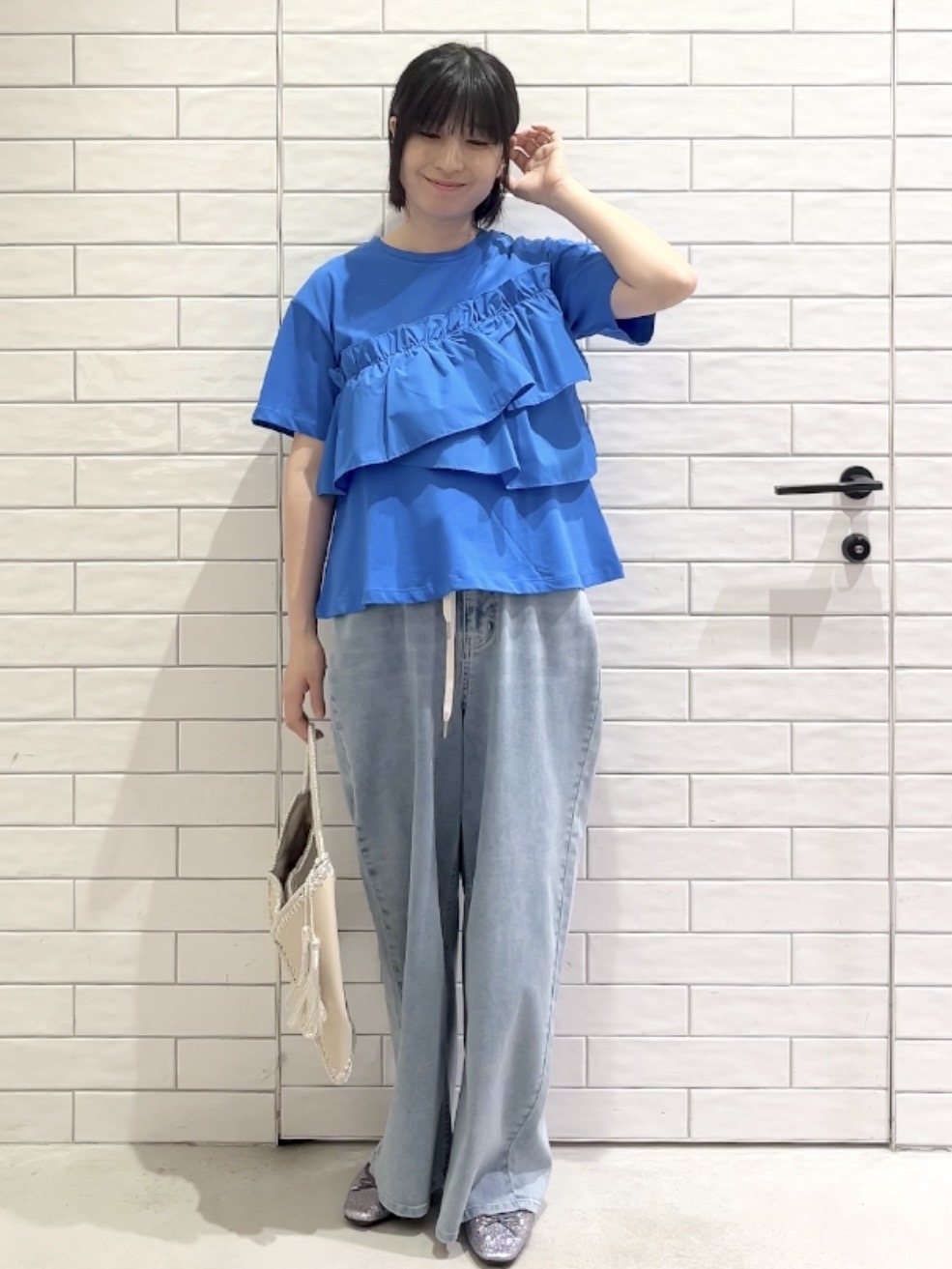 しおりさんの「OPAQUE.CLIP｜【接触冷感】アシメフリルドッキングカットソー《洗濯機OK》」を使ったコーディネート