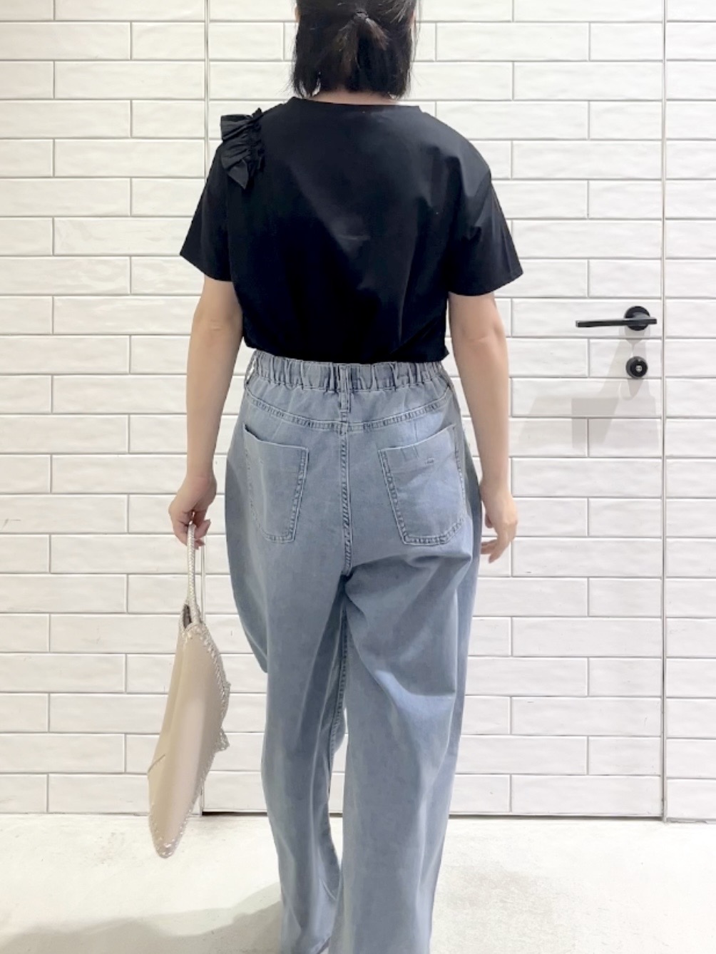 しおりさんの「OPAQUE.CLIP｜【UV／接触冷感】フリルショルダーカットソー《洗濯機OK》」を使ったコーディネート