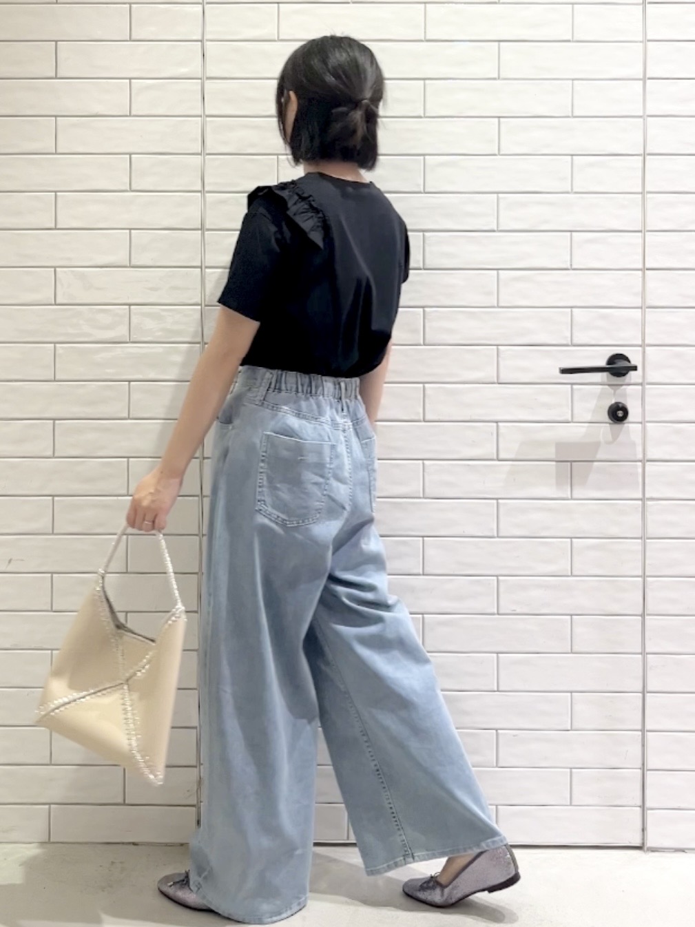 しおりさんの「OPAQUE.CLIP｜【UV／接触冷感】フリルショルダーカットソー《洗濯機OK》」を使ったコーディネート