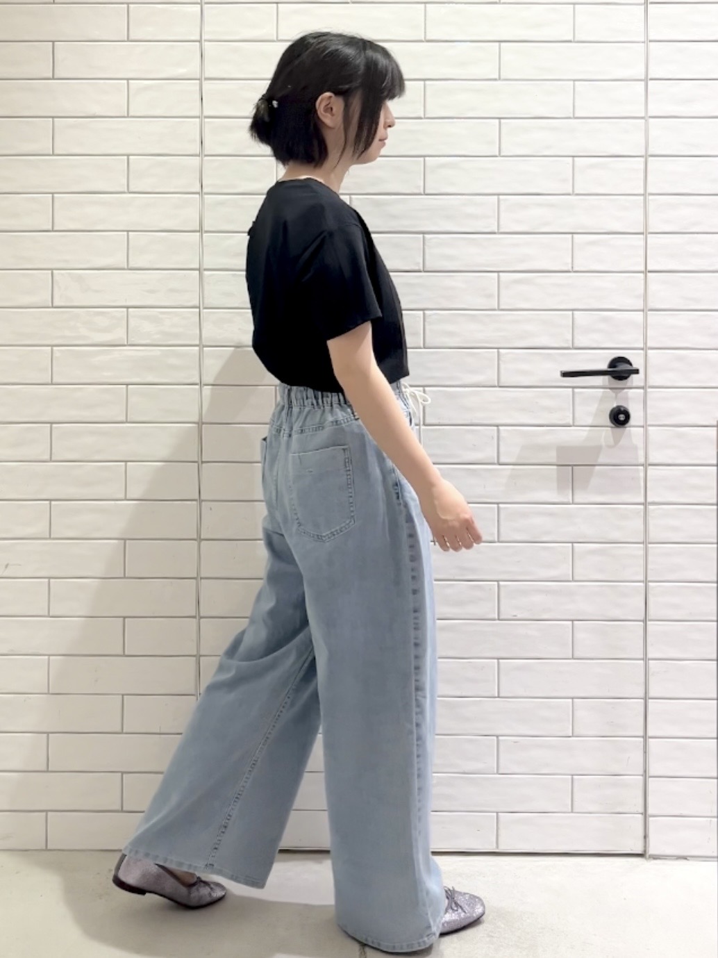 しおりさんの「OPAQUE.CLIP｜【UV／接触冷感】フリルショルダーカットソー《洗濯機OK》」を使ったコーディネート