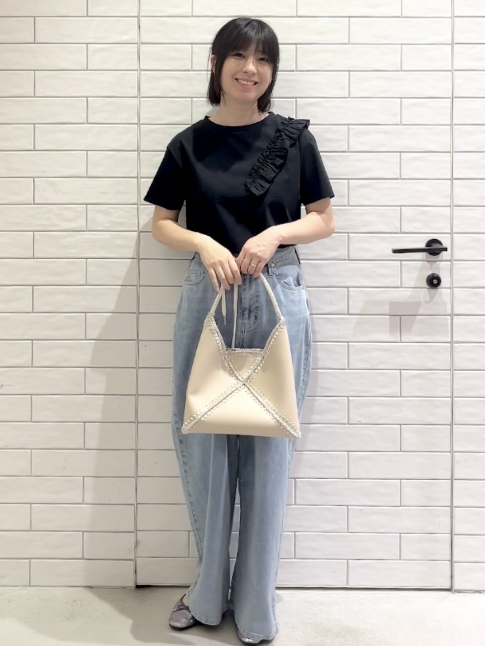 しおりさんの「OPAQUE.CLIP｜【UV／接触冷感】フリルショルダーカットソー《洗濯機OK》」を使ったコーディネート