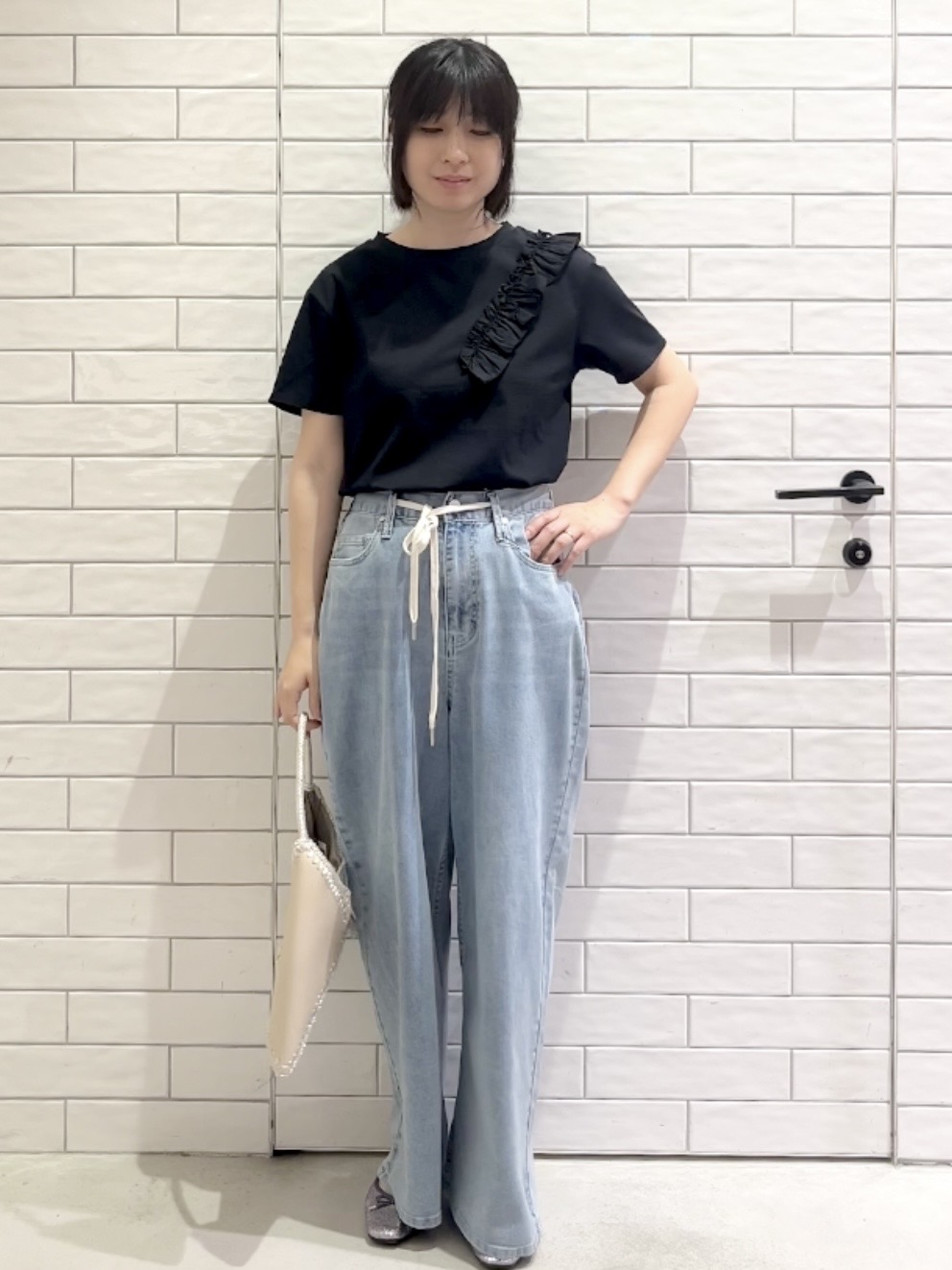 しおりさんの「OPAQUE.CLIP｜【UV／接触冷感】フリルショルダーカットソー《洗濯機OK》」を使ったコーディネート
