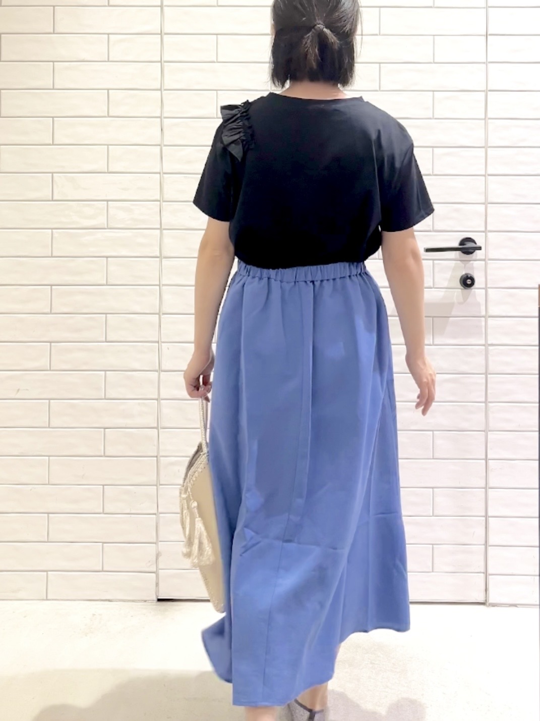 しおりさんの「OPAQUE.CLIP｜【UV／接触冷感】フリルショルダーカットソー《洗濯機OK》」を使ったコーディネート