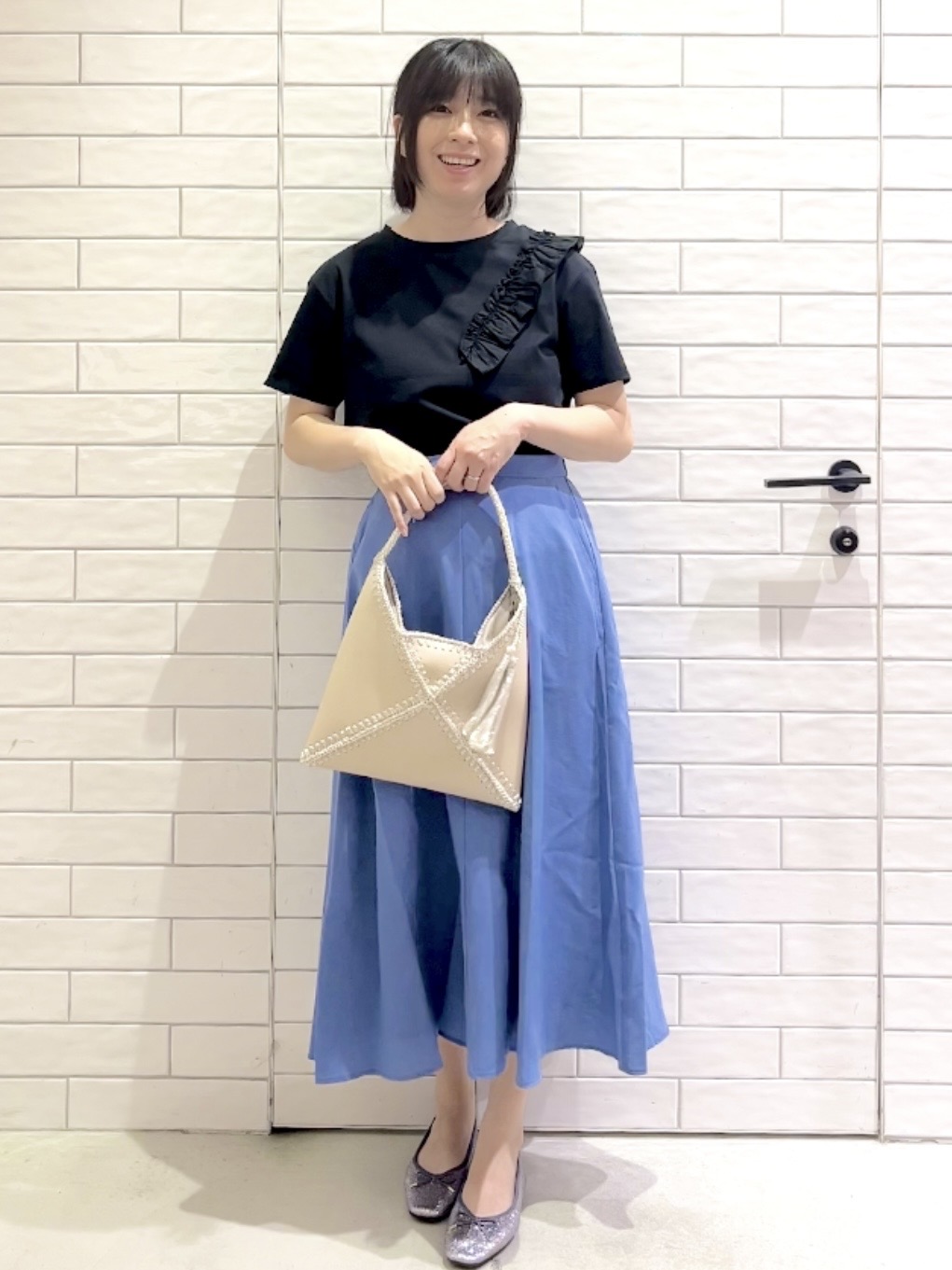 しおりさんの「OPAQUE.CLIP｜【UV／接触冷感】フリルショルダーカットソー《洗濯機OK》」を使ったコーディネート