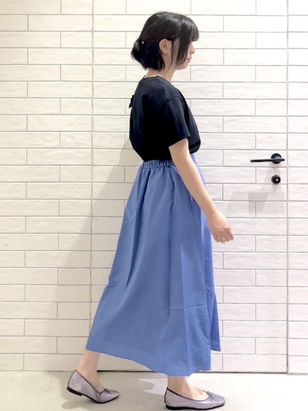 しおりさんの「OPAQUE.CLIP｜【UV／接触冷感】フリルショルダーカットソー《洗濯機OK》」を使ったコーディネート