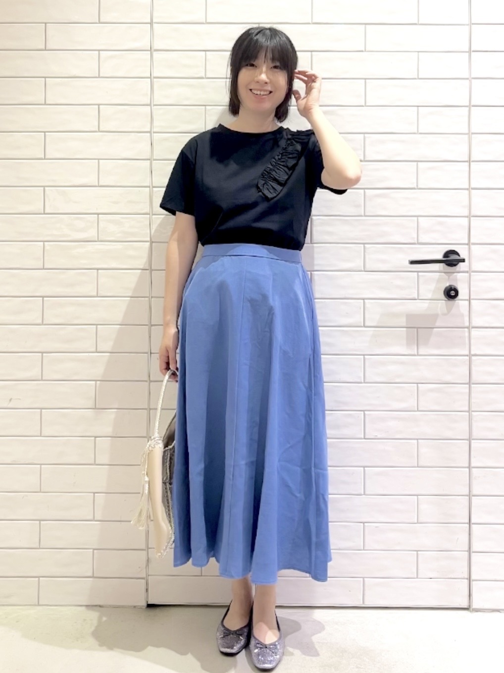 しおりさんの「OPAQUE.CLIP｜【UV／接触冷感】フリルショルダーカットソー《洗濯機OK》」を使ったコーディネート