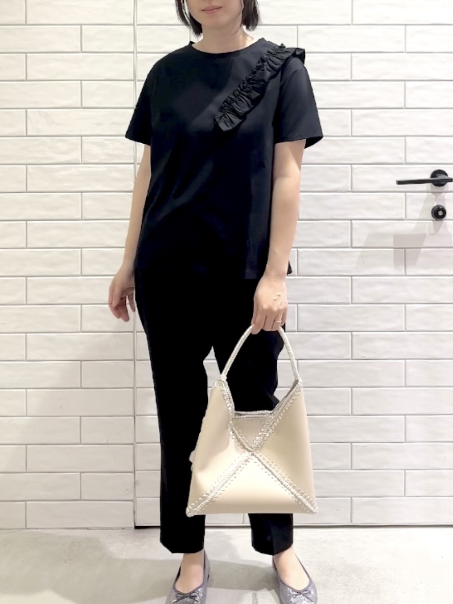 しおりさんの「OPAQUE.CLIP｜【UV／接触冷感】フリルショルダーカットソー《洗濯機OK》」を使ったコーディネート