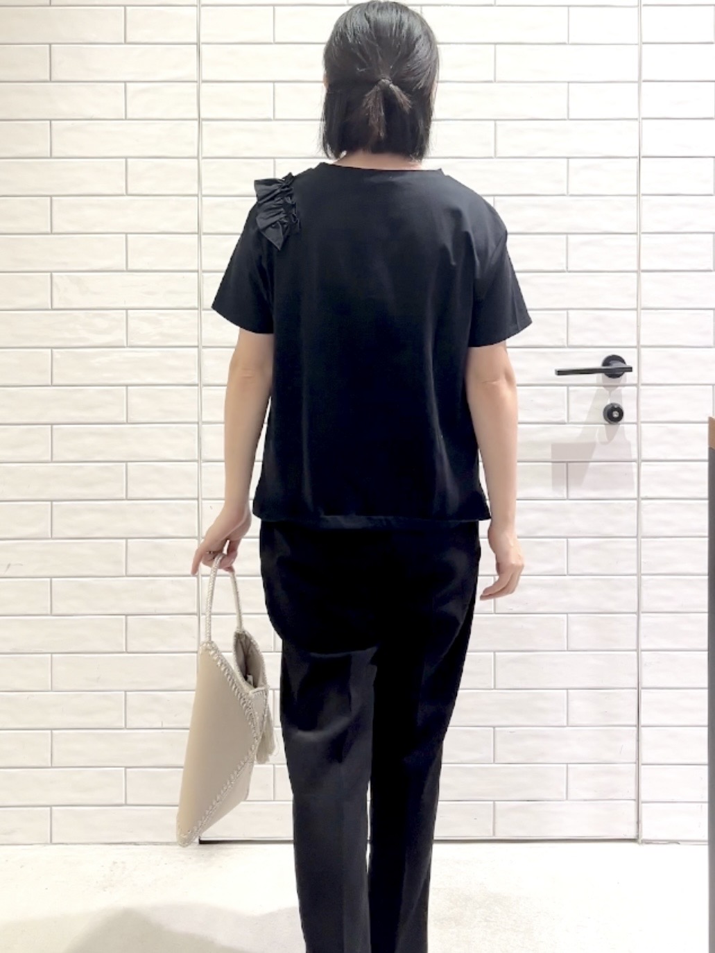 しおりさんの「OPAQUE.CLIP｜【UV／接触冷感】フリルショルダーカットソー《洗濯機OK》」を使ったコーディネート