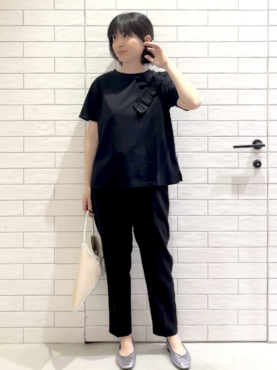 しおりさんの「OPAQUE.CLIP｜【UV／接触冷感】フリルショルダーカットソー《洗濯機OK》」を使ったコーディネート