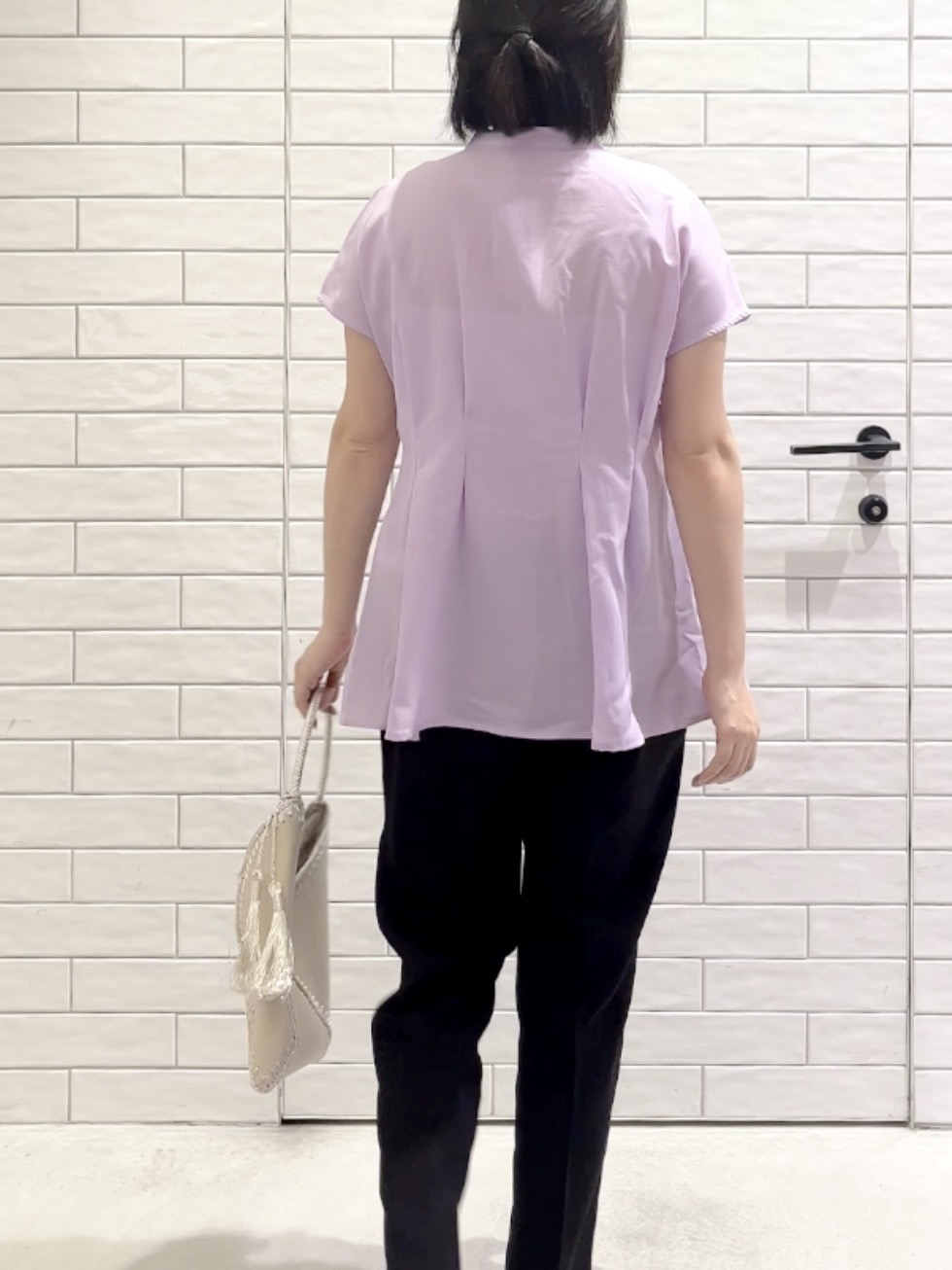 しおりさんの「OPAQUE.CLIP｜【接触冷感／吸水速乾】リネンライク タックフレンチスリーブブラウス《洗濯機OK》」を使ったコーディネート