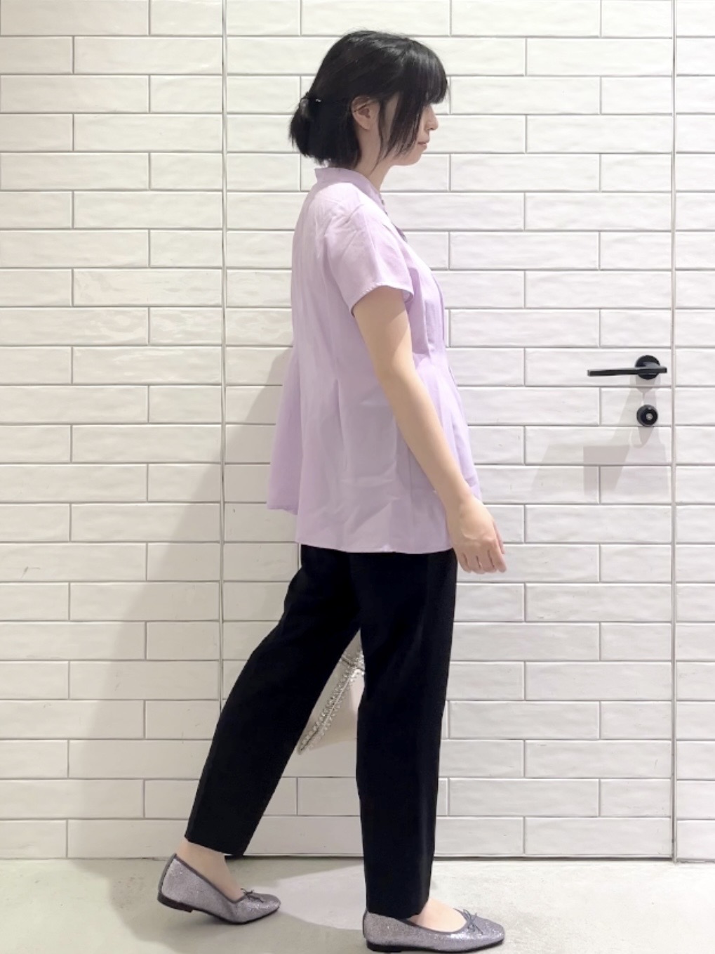 しおりさんの「OPAQUE.CLIP｜【接触冷感／吸水速乾】リネンライク タックフレンチスリーブブラウス《洗濯機OK》」を使ったコーディネート