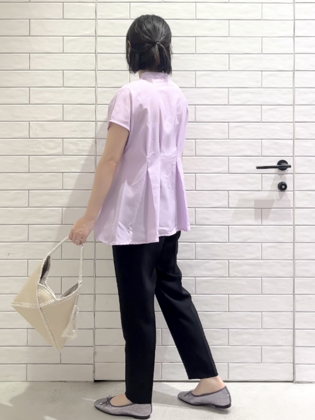 しおりさんの「OPAQUE.CLIP｜【接触冷感／吸水速乾】リネンライク タックフレンチスリーブブラウス《洗濯機OK》」を使ったコーディネート