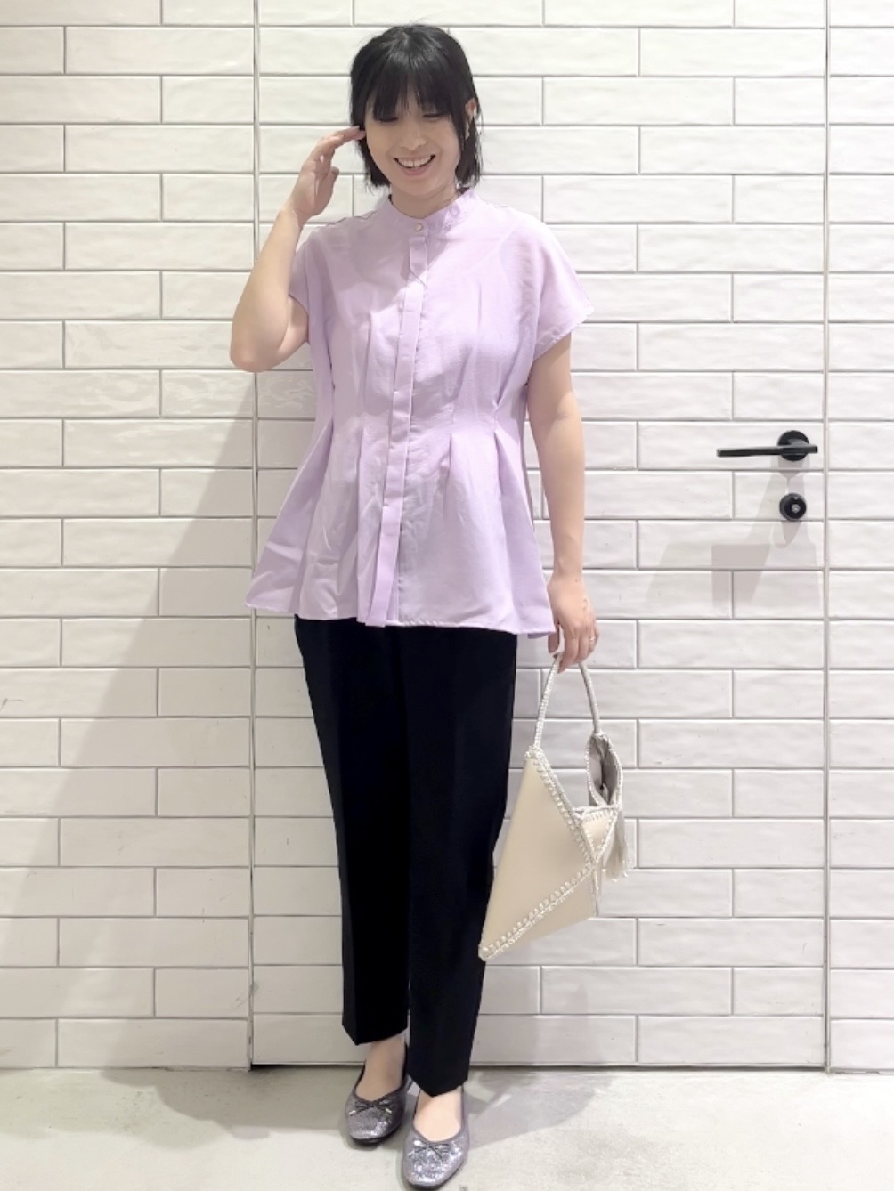 しおりさんの「OPAQUE.CLIP｜【接触冷感／吸水速乾】リネンライク タックフレンチスリーブブラウス《洗濯機OK》」を使ったコーディネート