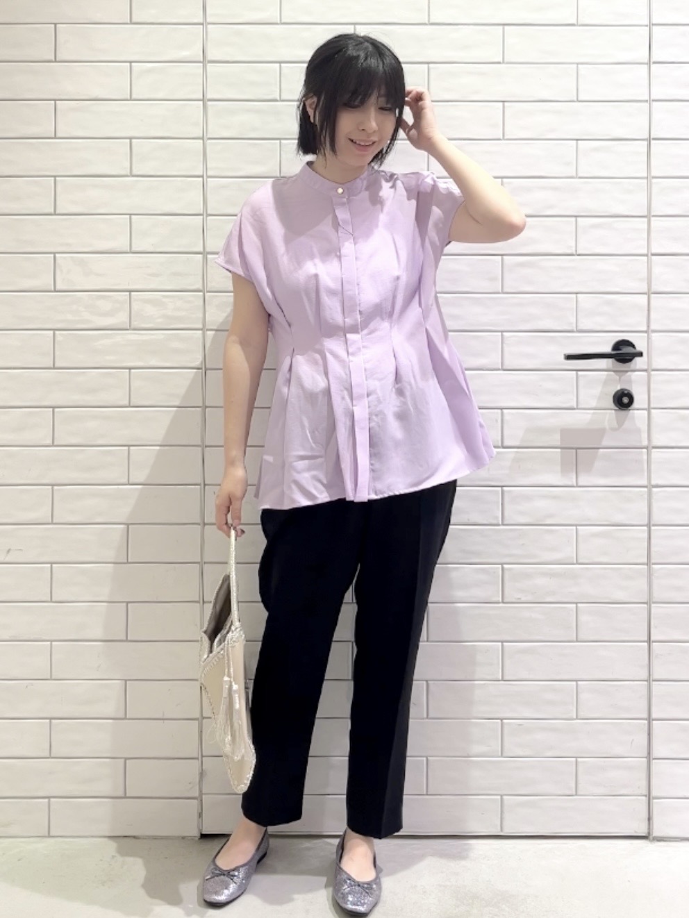 しおりさんの「OPAQUE.CLIP｜【接触冷感／吸水速乾】リネンライク タックフレンチスリーブブラウス《洗濯機OK》」を使ったコーディネート