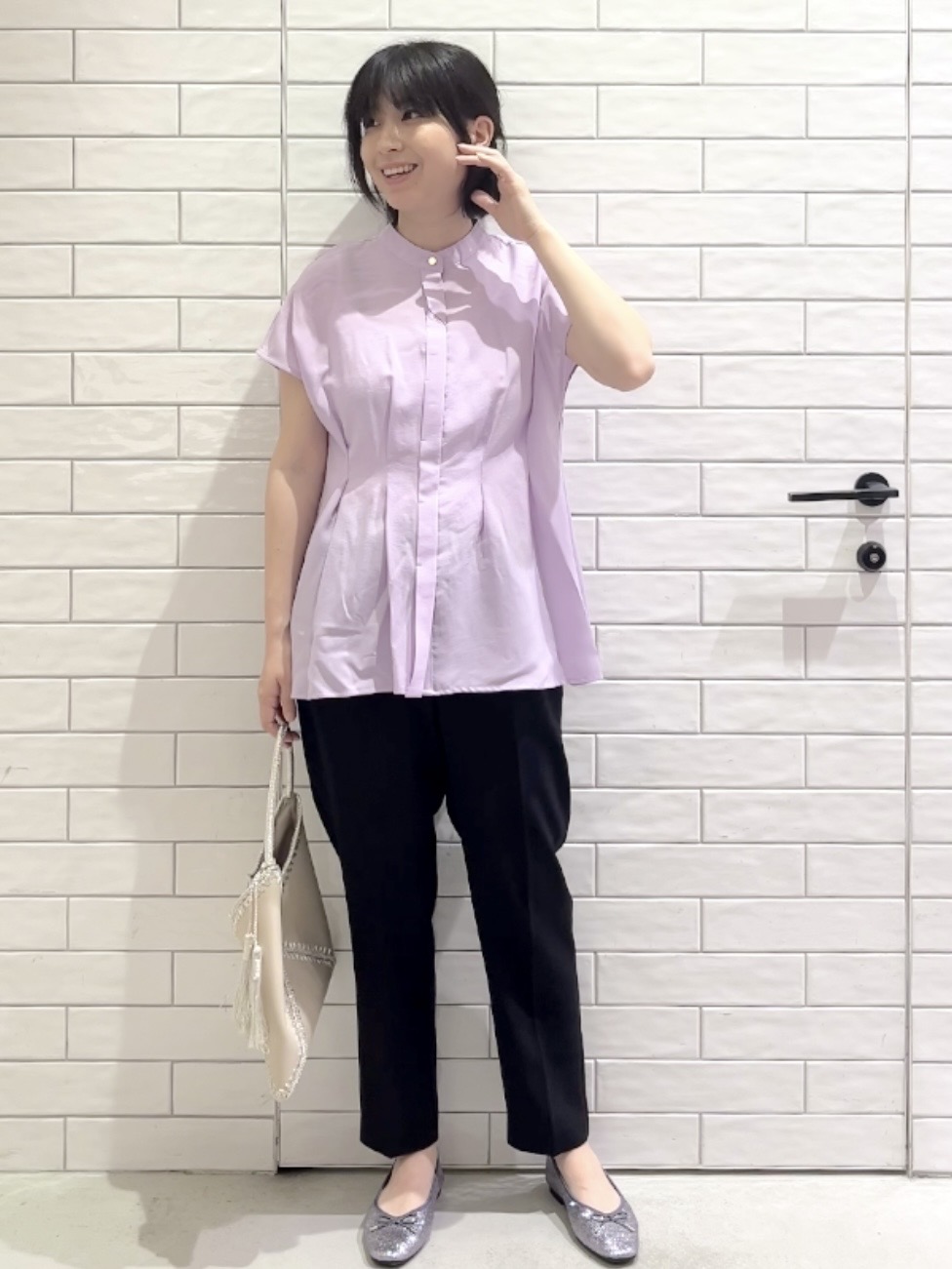 しおりさんの「OPAQUE.CLIP｜【接触冷感／吸水速乾】リネンライク タックフレンチスリーブブラウス《洗濯機OK》」を使ったコーディネート