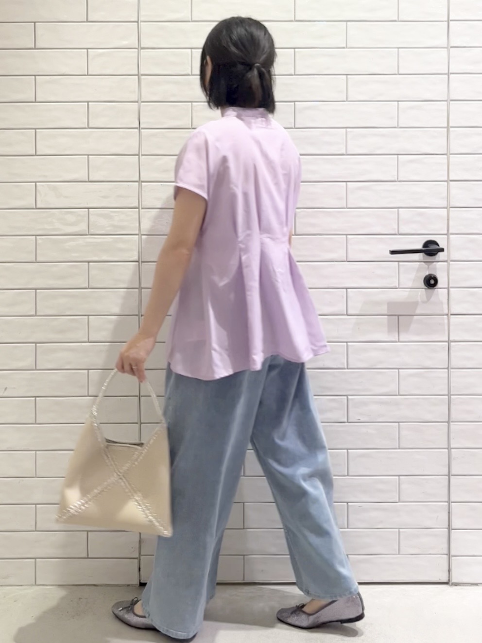 しおりさんの「OPAQUE.CLIP｜【接触冷感／吸水速乾】リネンライク タックフレンチスリーブブラウス《洗濯機OK》」を使ったコーディネート