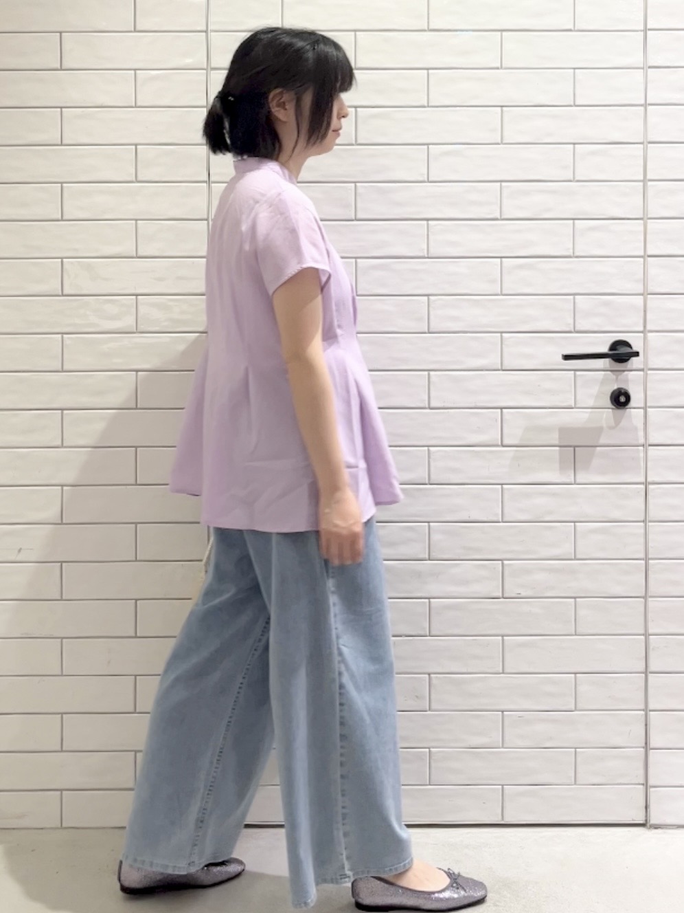 しおりさんの「OPAQUE.CLIP｜【接触冷感／吸水速乾】リネンライク タックフレンチスリーブブラウス《洗濯機OK》」を使ったコーディネート