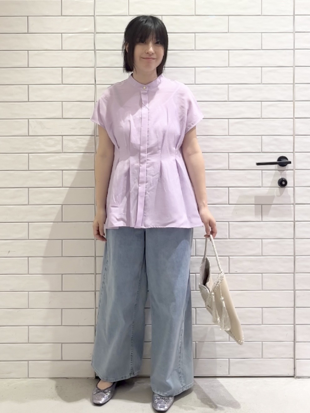 しおりさんの「OPAQUE.CLIP｜【接触冷感／吸水速乾】リネンライク タックフレンチスリーブブラウス《洗濯機OK》」を使ったコーディネート