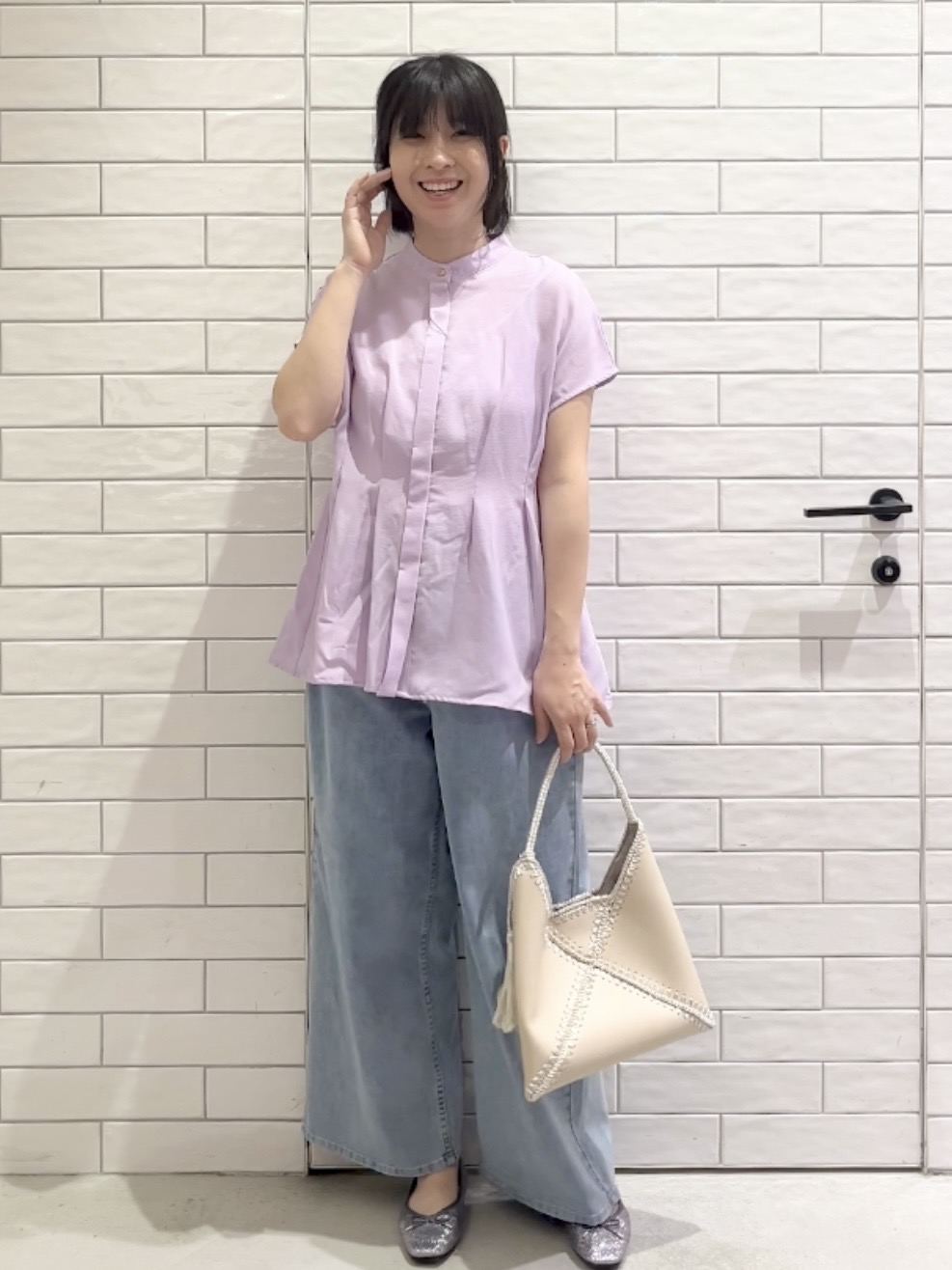 しおりさんの「OPAQUE.CLIP｜【接触冷感／吸水速乾】リネンライク タックフレンチスリーブブラウス《洗濯機OK》」を使ったコーディネート